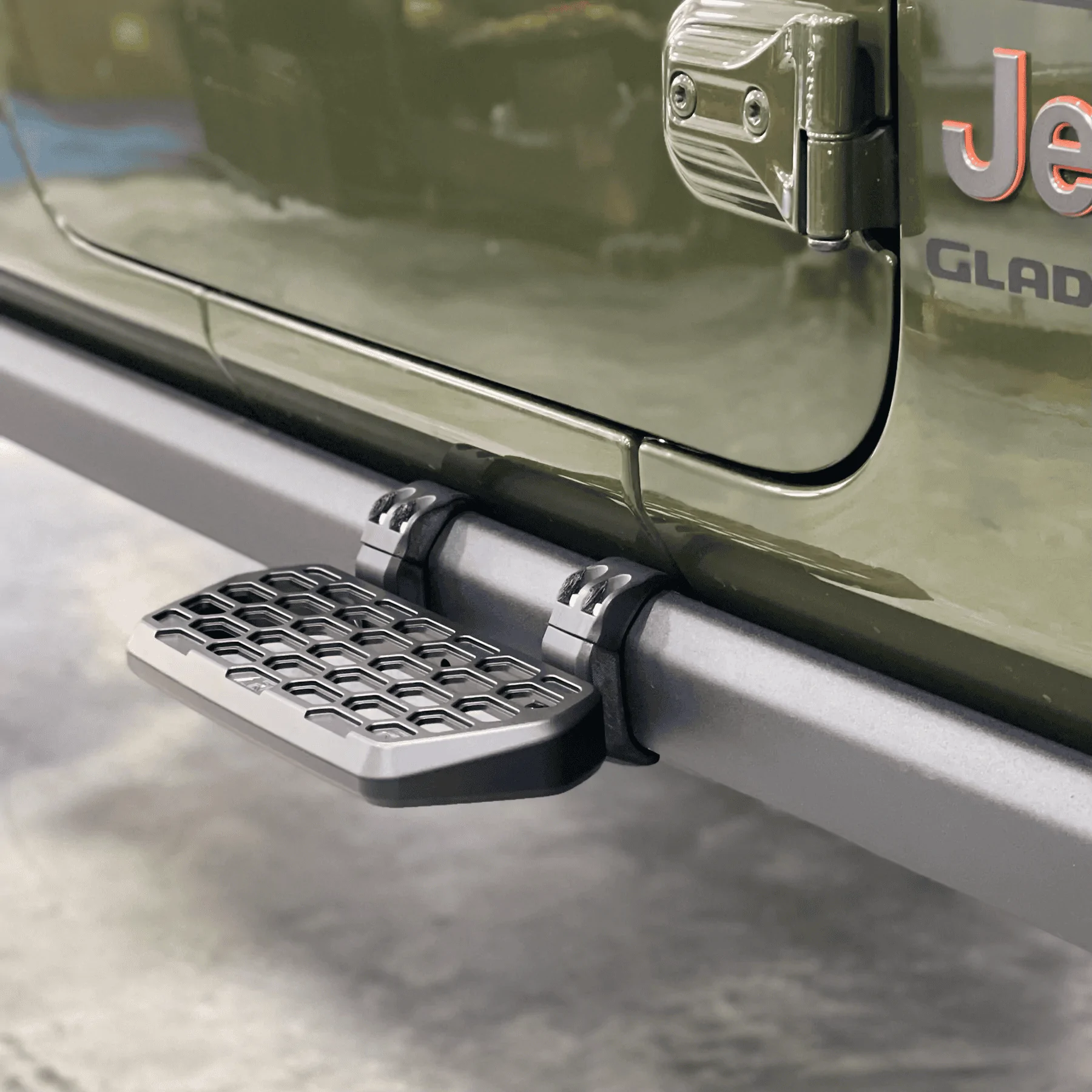 Jeep Gladiator Looking for sidesteps that are tough but really usable for the shorter among us... 1665946847097