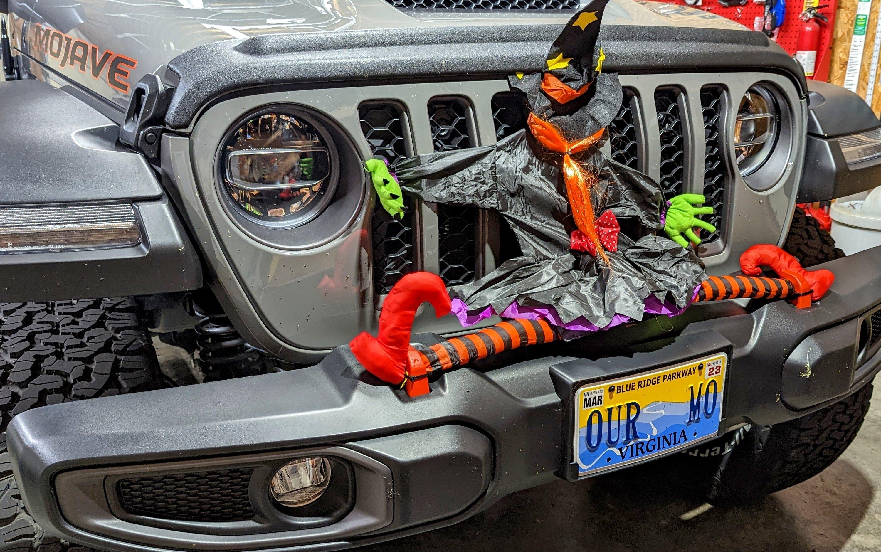 Jeep Gladiator Halloween creativity scene - post yours! ??? PXL_20221017_003349994~3