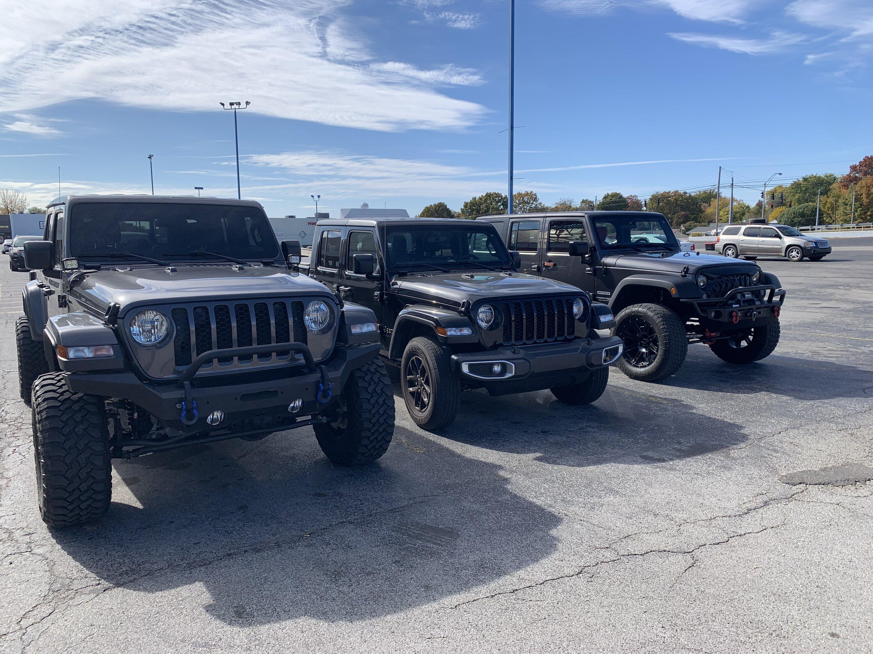 Jeep Gladiator Jeeps Parking Next To Jeeps 5B096FE9-CCE4-475B-BA24-FB242CD57620