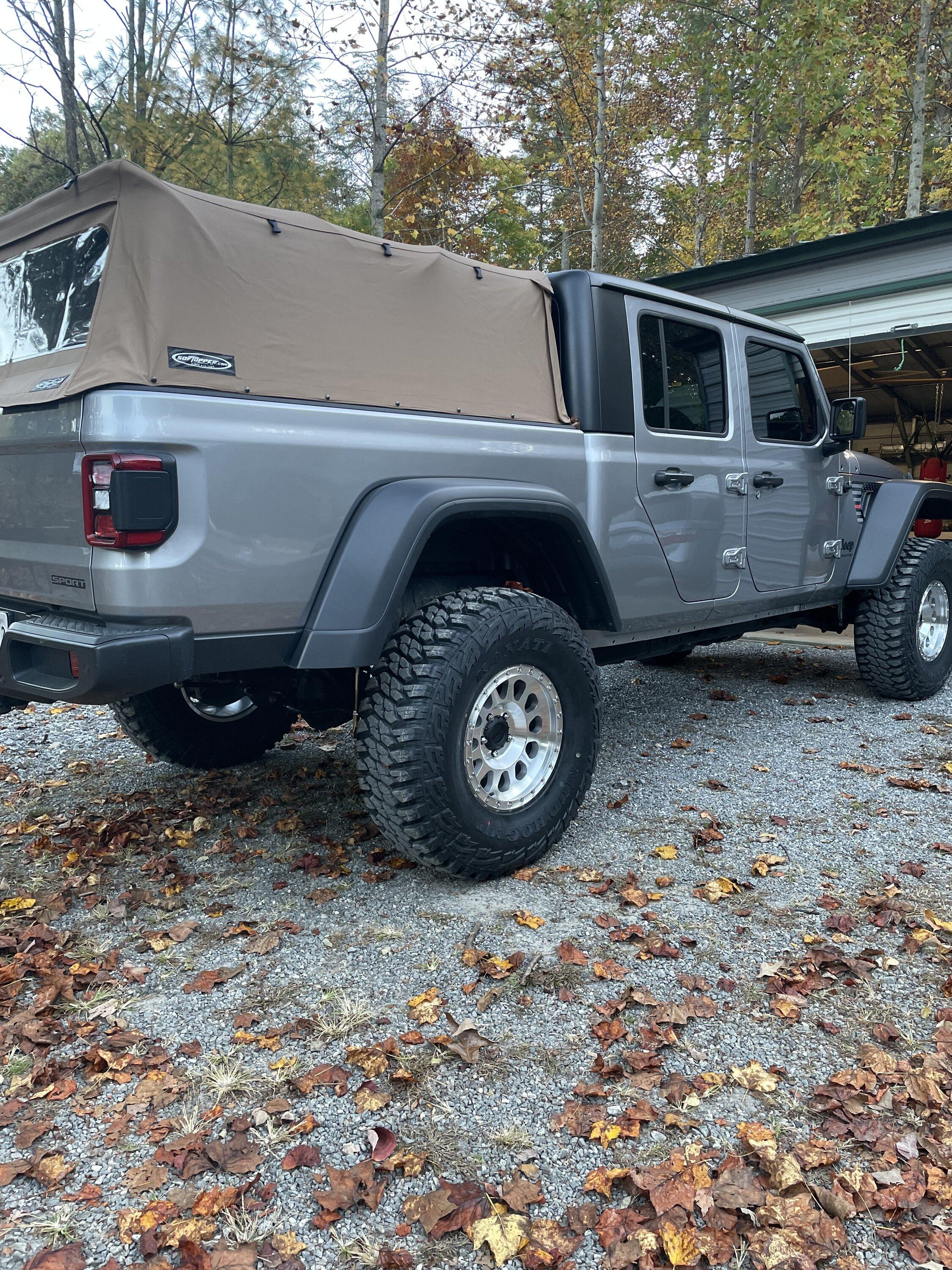 Jeep Gladiator Rubicon fenders on sport s non max tow D166131B-93C2-4313-A6B9-EDA5CA66E16D