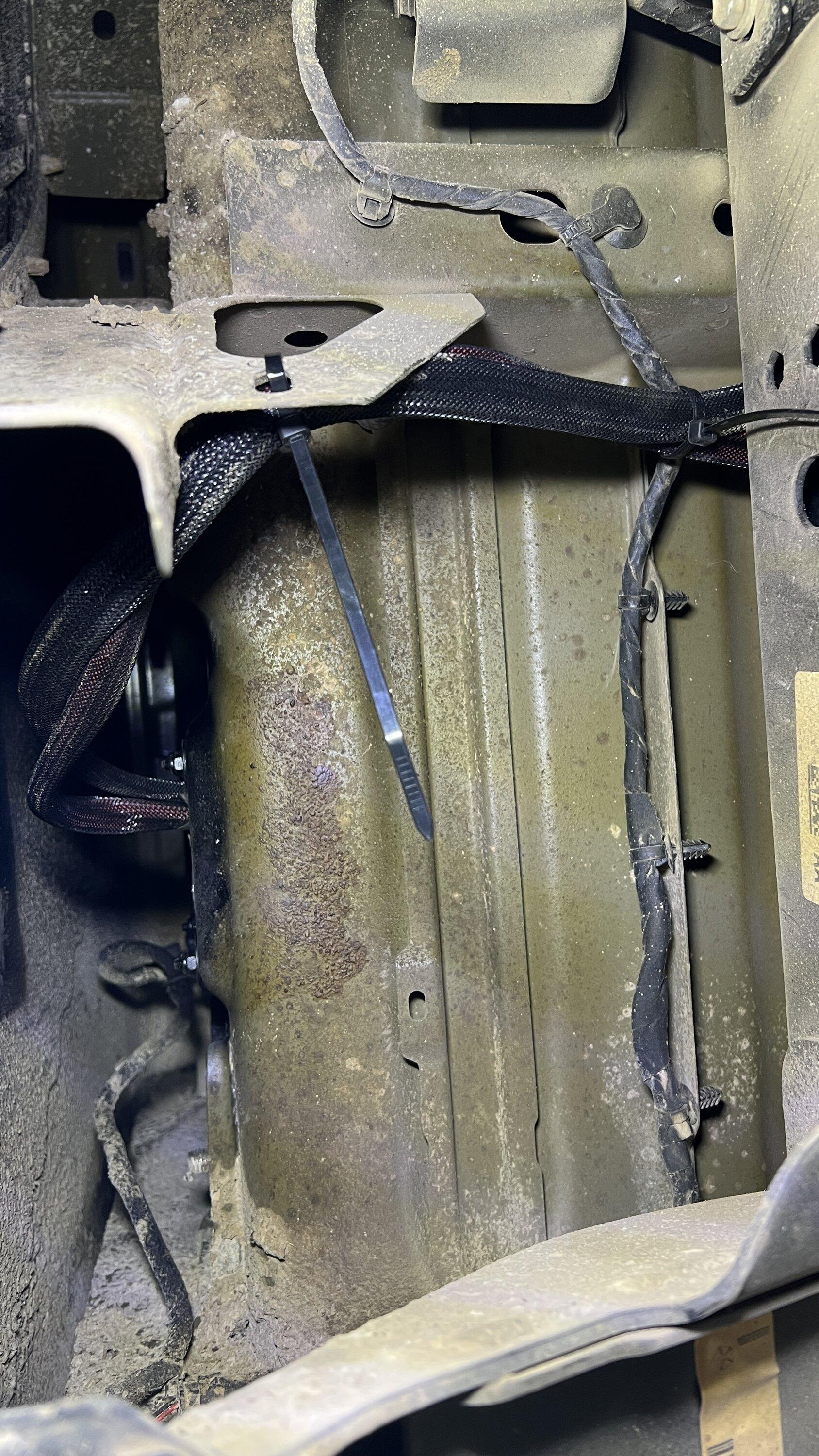Jeep Gladiator Power distribution and wire management - multiple topics 5B28E583-8677-4E22-8BEC-38801D82787F