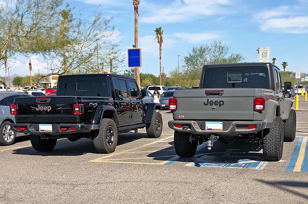 Jeep Gladiator Jeeps Parking Next To Jeeps Jeep-Parking-Jeep-002