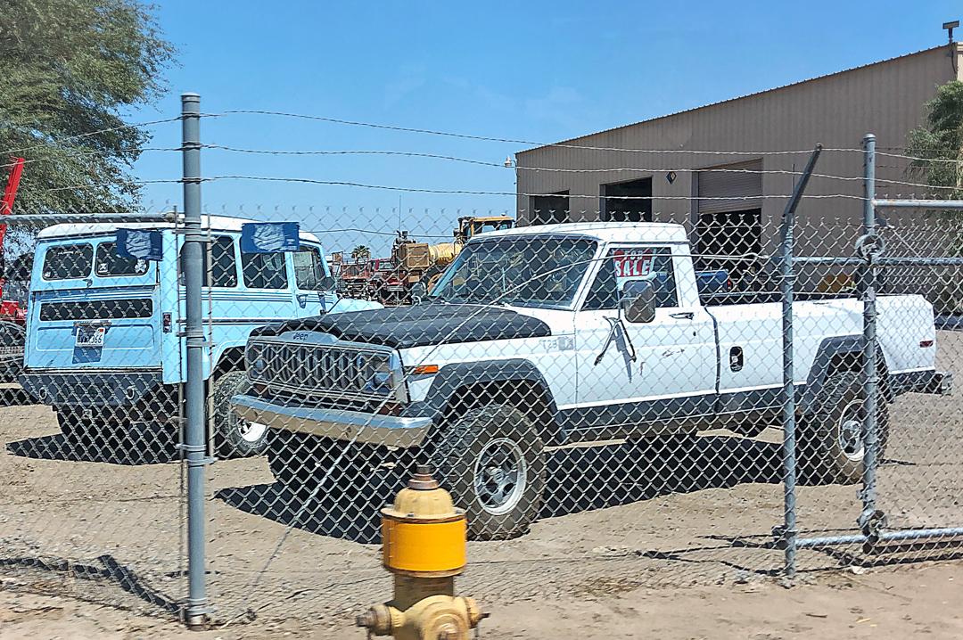 Jeep Gladiator Jeeps Parking Next To Jeeps Jeep-Parking-Jeep-003