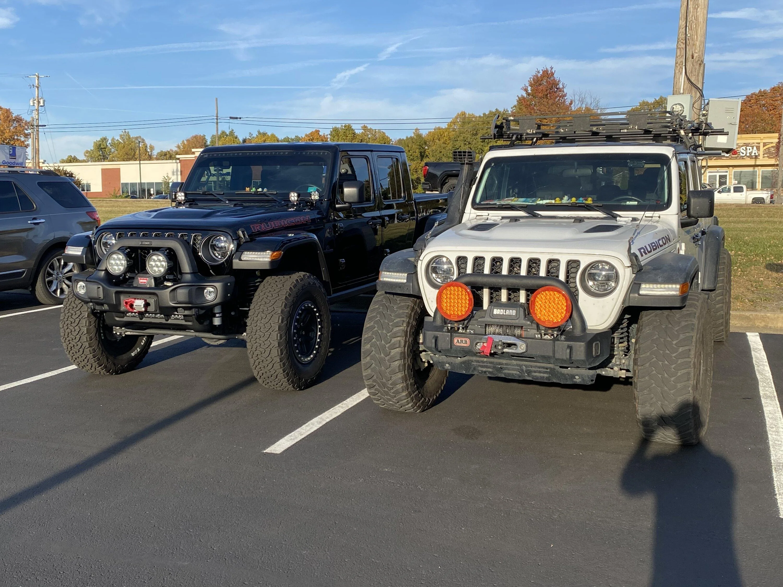 Jeep Gladiator Jeeps Parking Next To Jeeps 5490BA1A-B7EE-486E-A2F7-F0DC7B11A668
