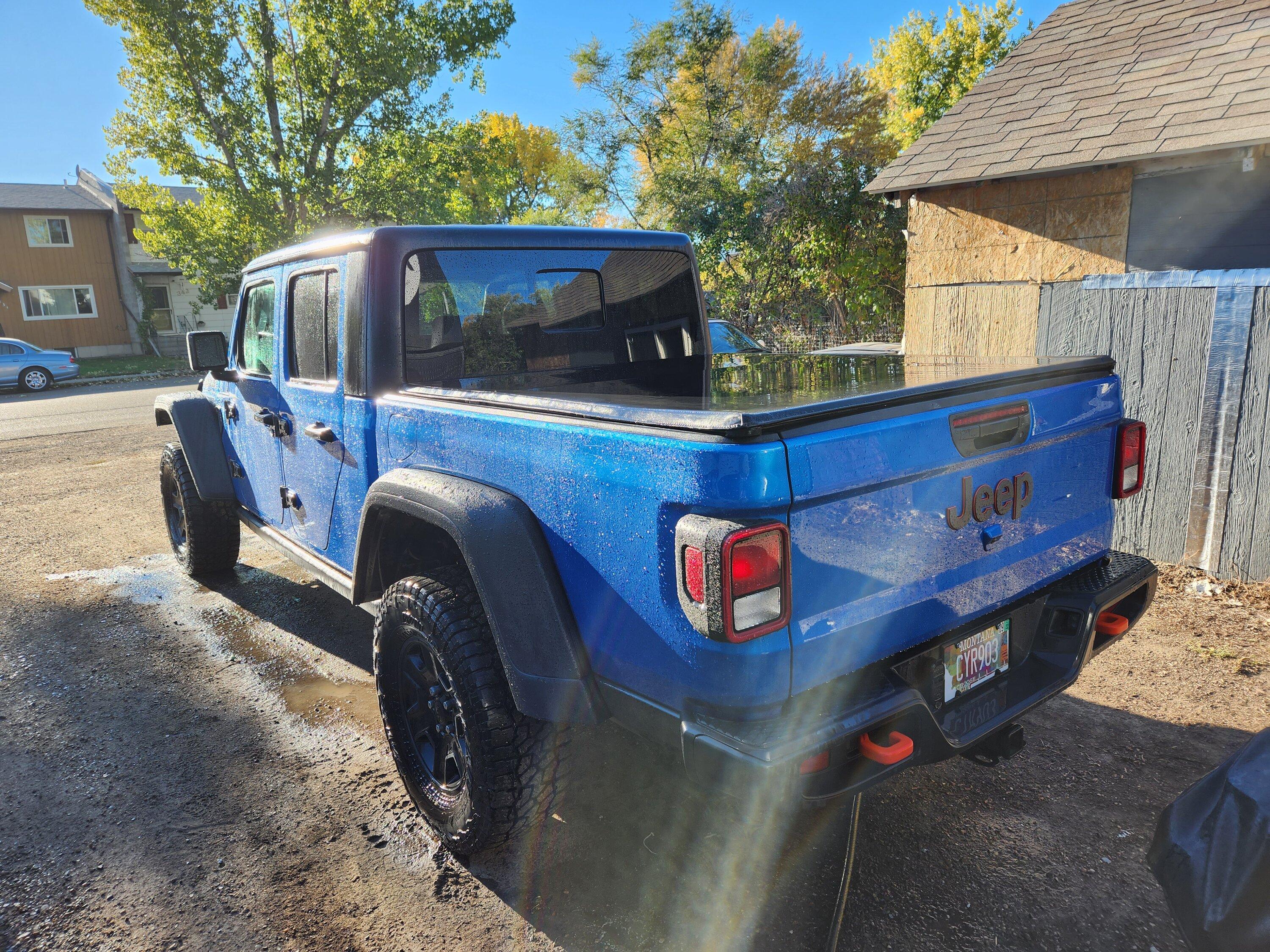 Jeep Gladiator 2021 Mojave 6-spd, <10k miles, $44K 20221017_161336