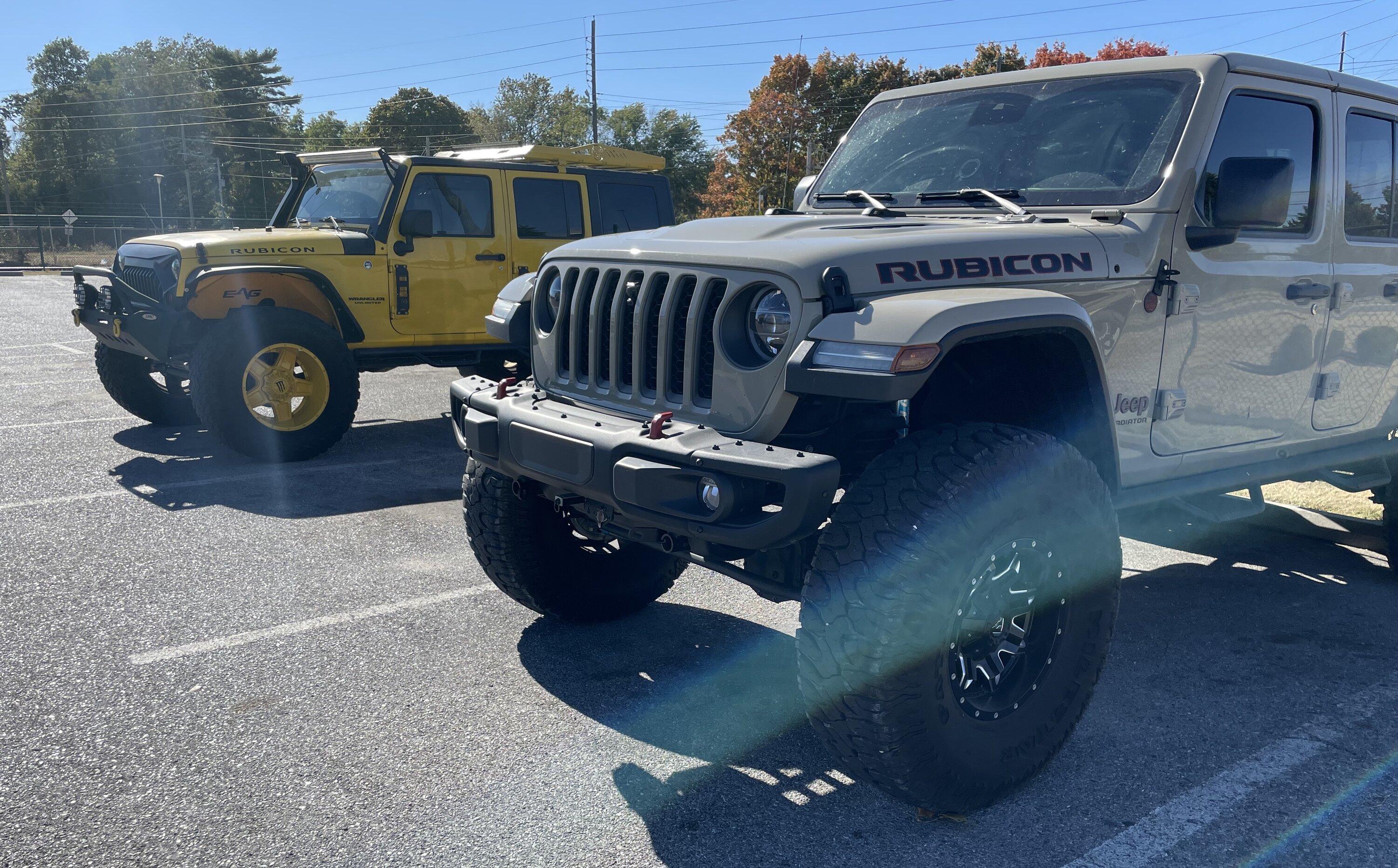 Jeep Gladiator Jeeps Parking Next To Jeeps 598EDB44-6E25-48ED-A7F3-BAE24CF7A6F6