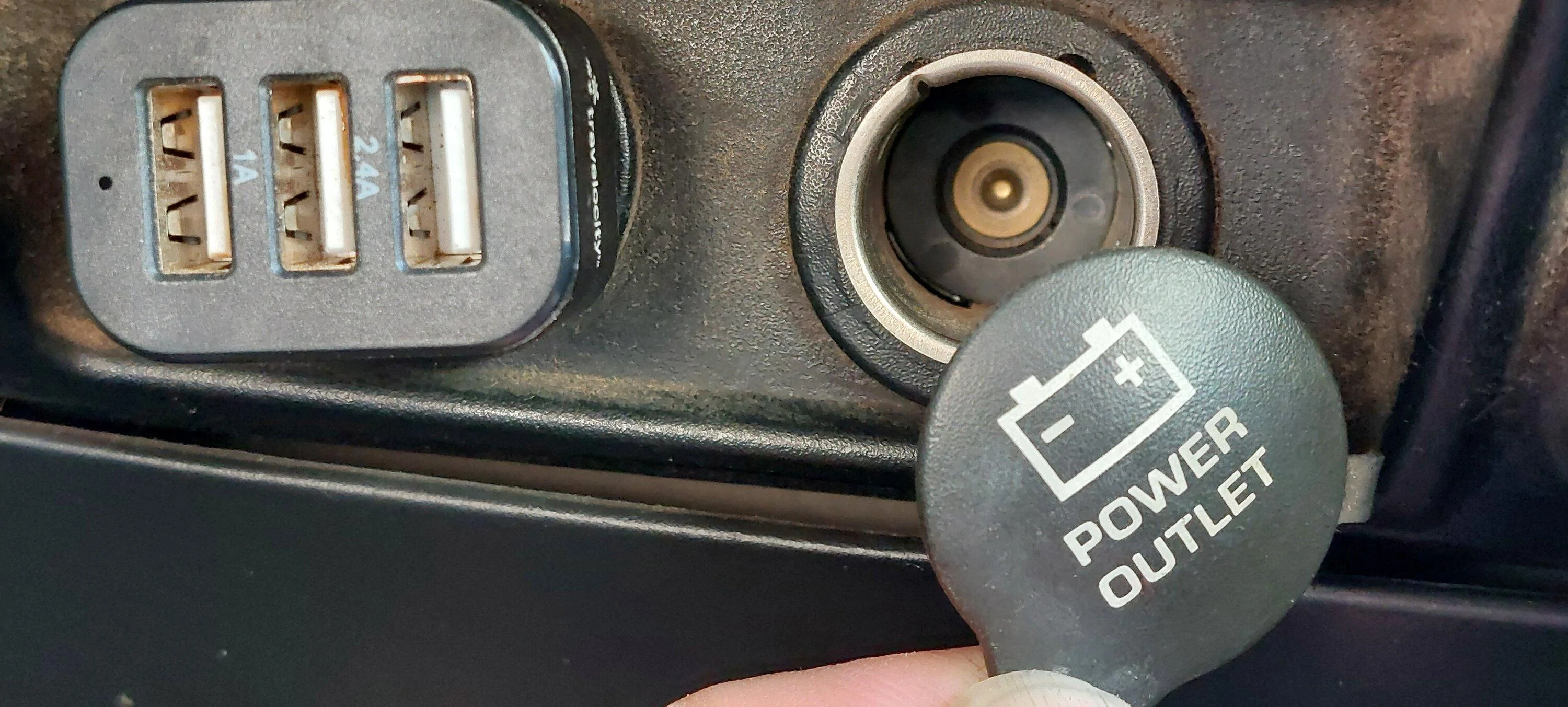 Jeep Gladiator Easy routing of wires through passenger side pillar 20221023_155501