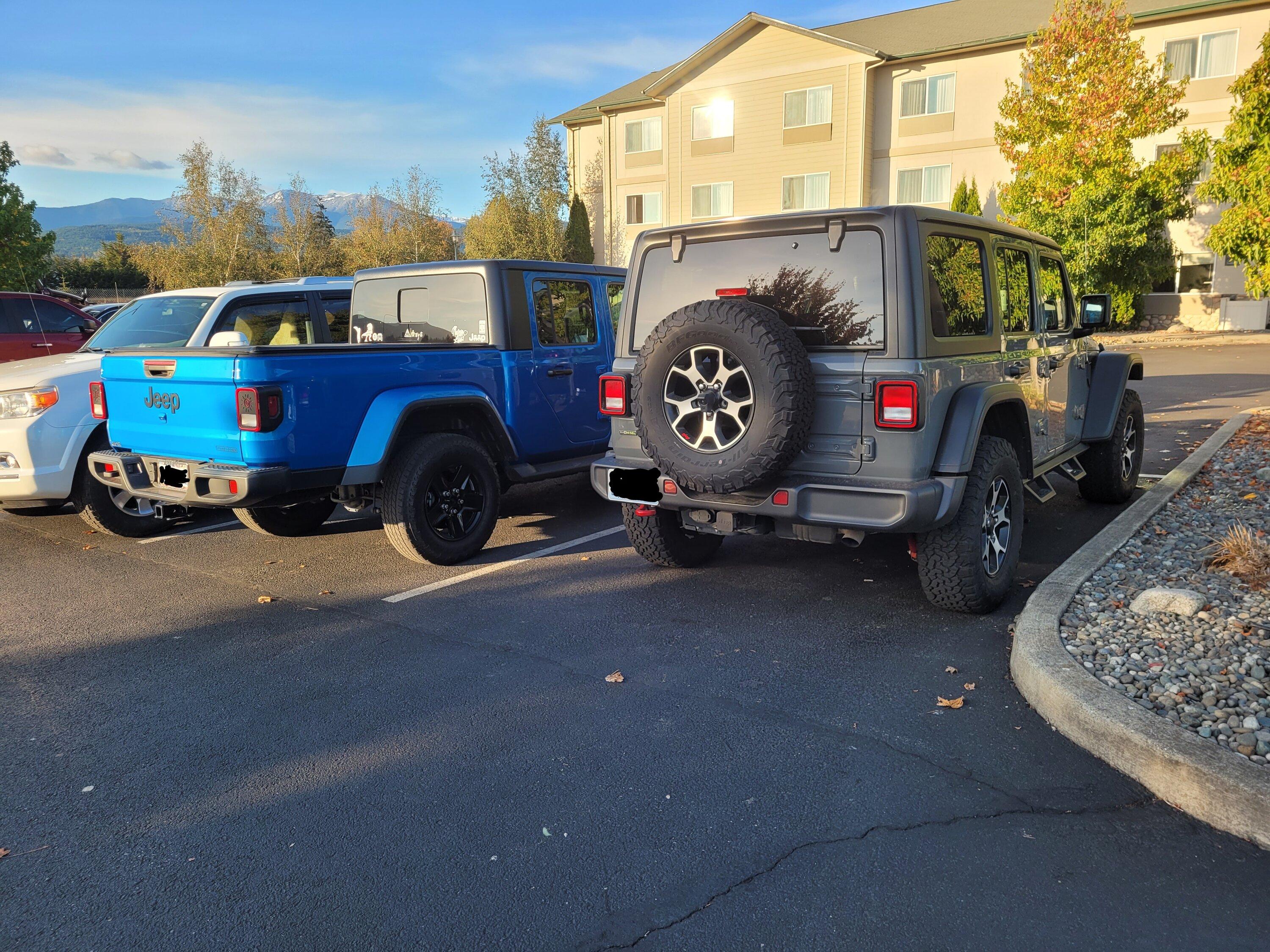 Jeep Gladiator Jeeps Parking Next To Jeeps 20221023_090245~2