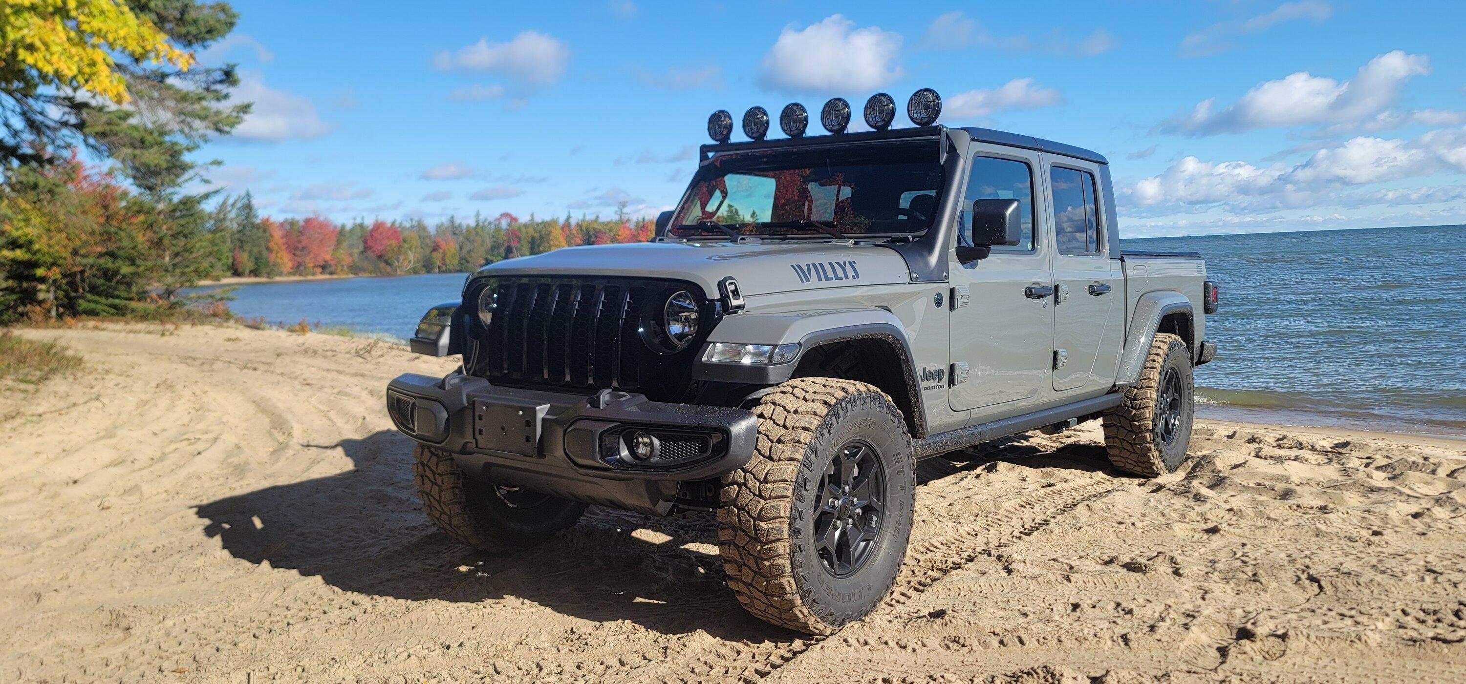 Jeep Gladiator What color for Willy's lettering? 20221009_104947