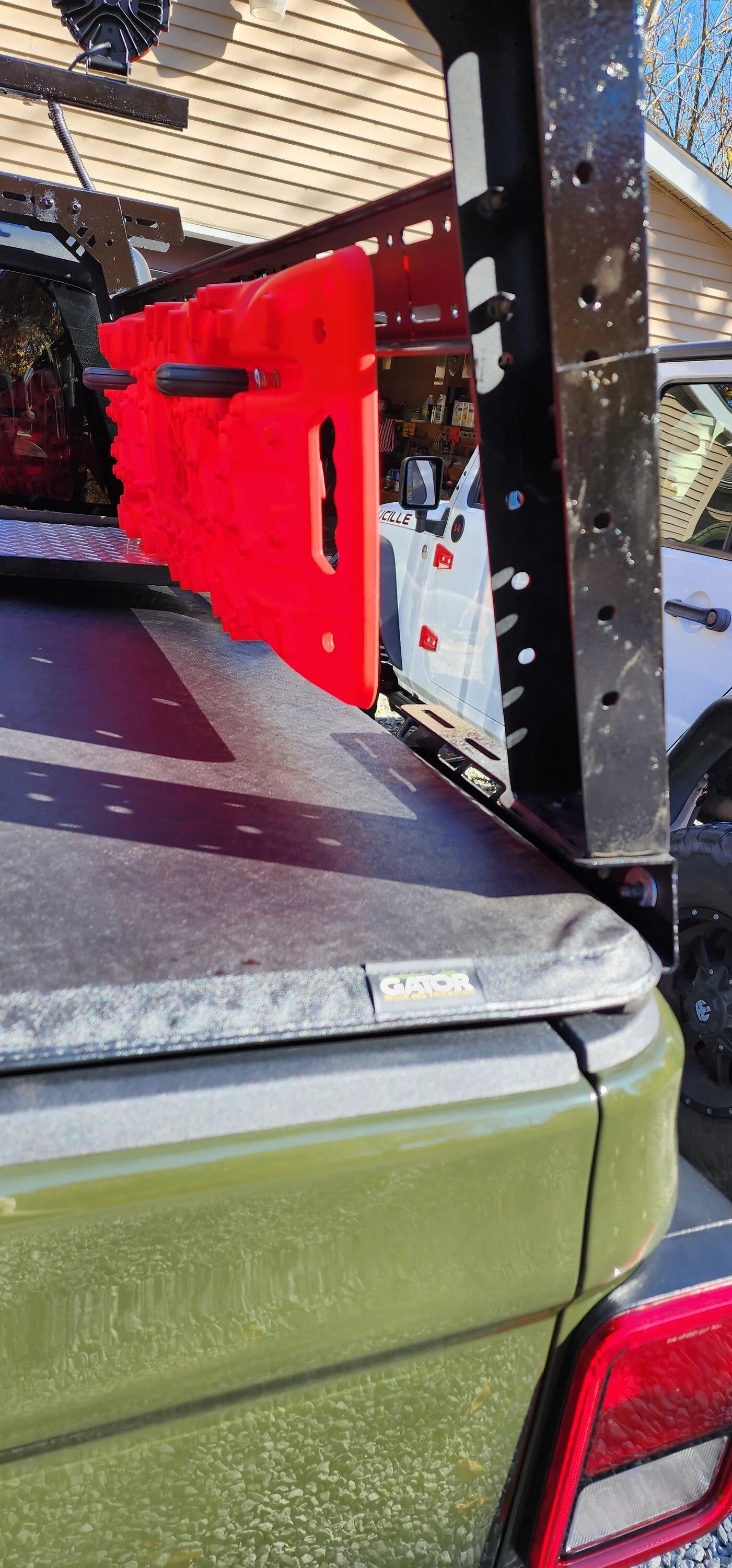Jeep Gladiator Bed Rack + Tri Fold Tonneau 20221024_145051