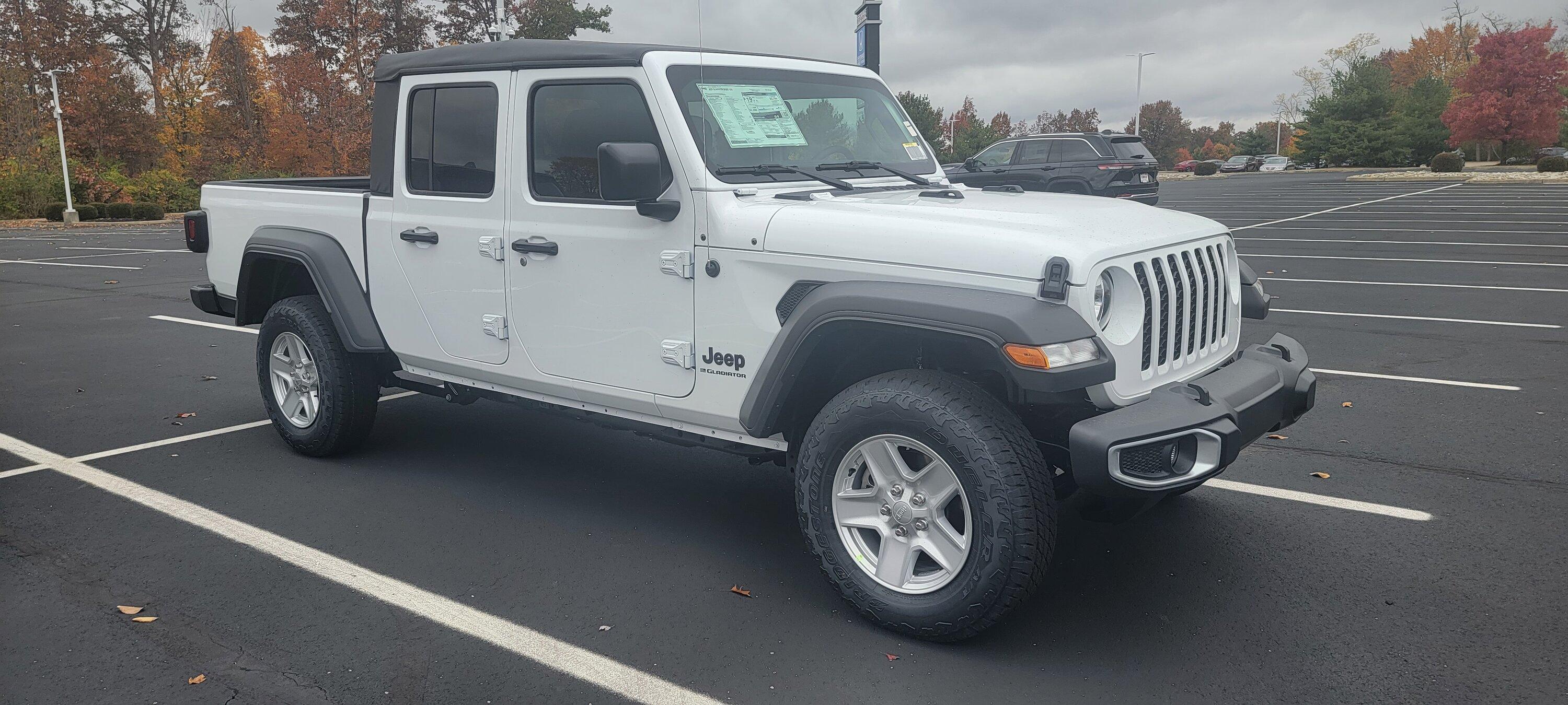 Jeep Gladiator Max Tow - Painted or black fenders?? 20221026_161535