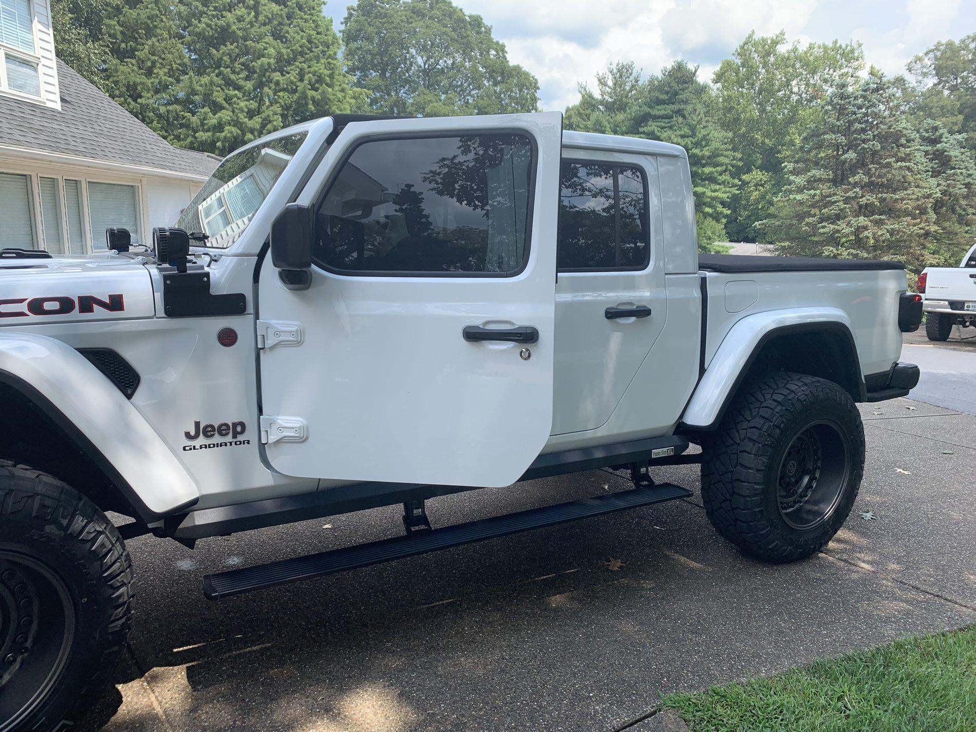 Jeep Gladiator Amp research power step XL AEFED5F2-E7D0-4A80-8F90-6BF45CF4CE10