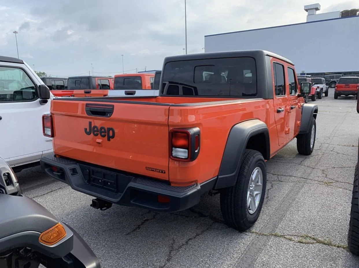 Jeep Gladiator PUNK'N Gladiator JT Club B5296E53-74EF-4C7C-85DD-1EC9DDD862A4