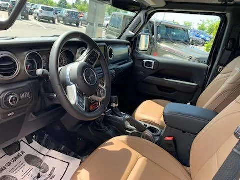 Jeep Gladiator Turning bed lights on and off on base Sport model 2EE780A9-6021-4CA0-9B38-C69B1C408464
