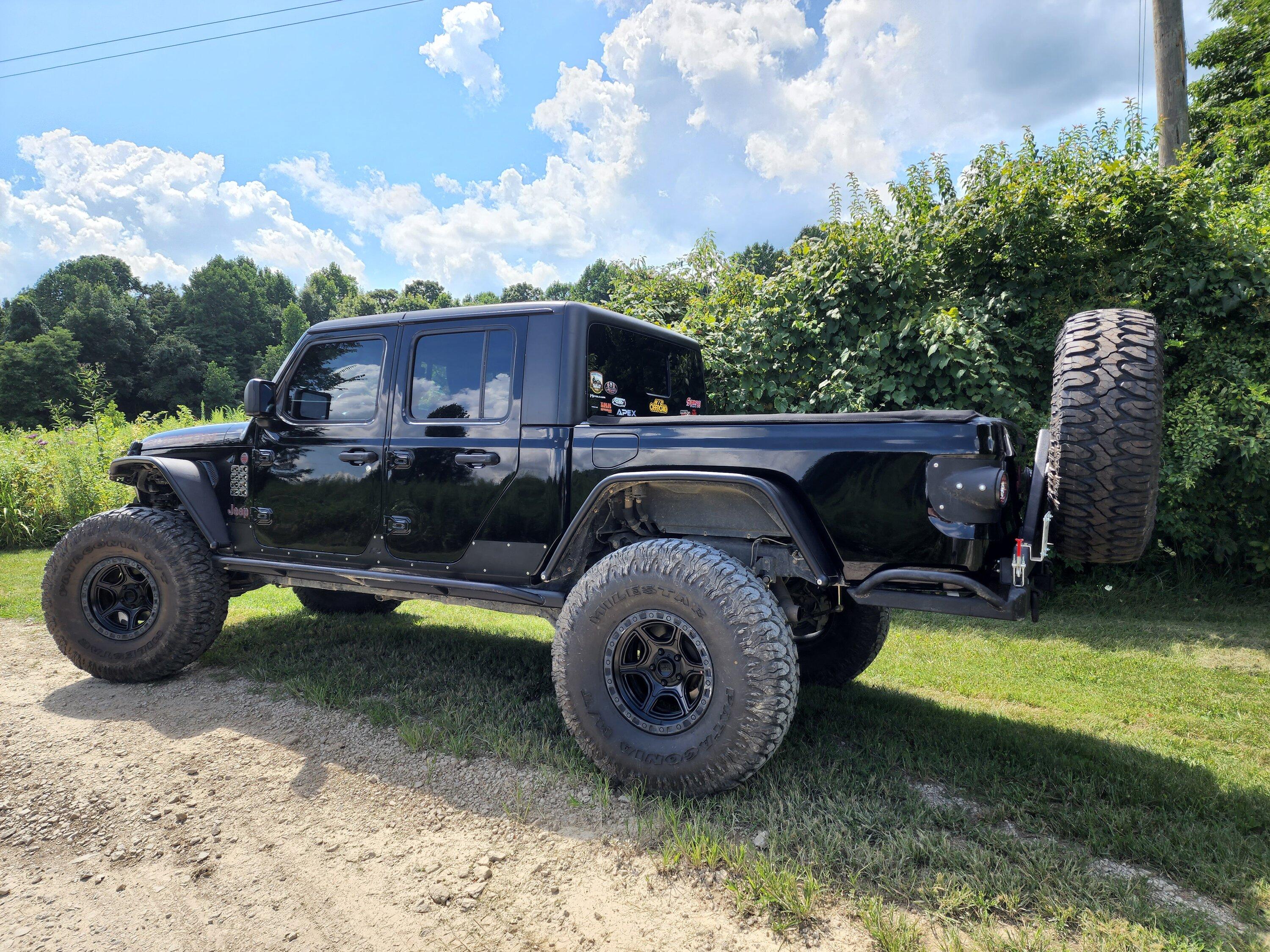 Jeep Gladiator Complete bed, bumper/swing and lights 20220807_153614