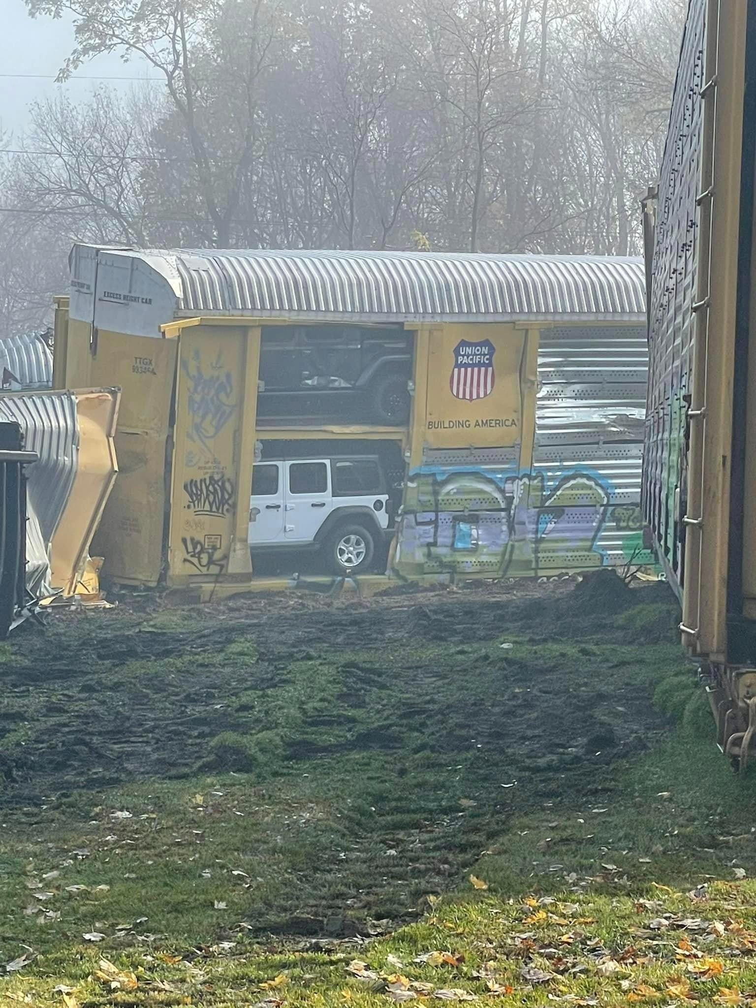 Jeep Gladiator Wonder which of you poor souls have rigs being delivered by this train? DE48FC44-06FA-4795-92C0-D980ED2317BC