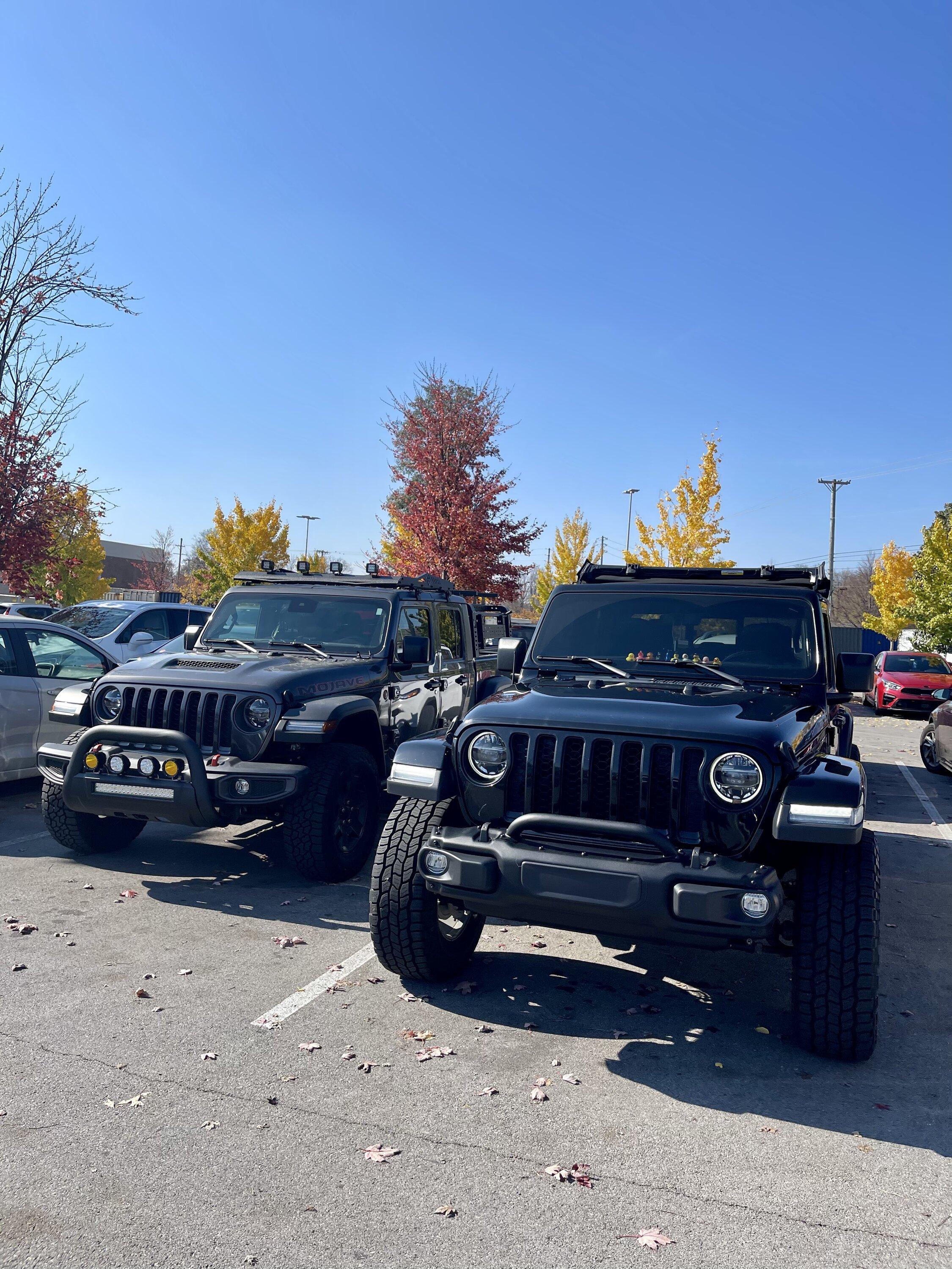 Jeep Gladiator Jeeps Parking Next To Jeeps DD2501EC-BDCB-4211-BAB0-BDA61BA56E88