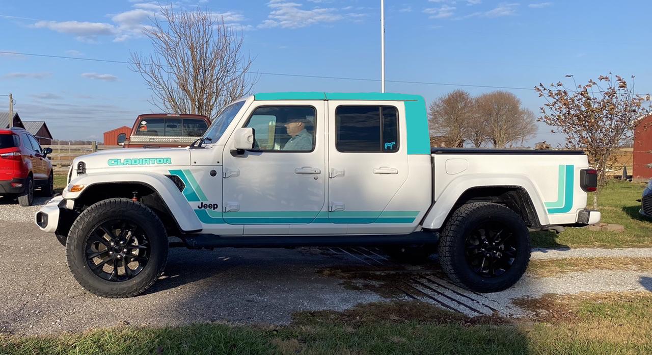 Jeep Gladiator Photoshop help…want hardtop color of stripes. 64BC6F6C-80A4-4ECD-A8F0-9B8EAE4E22F2