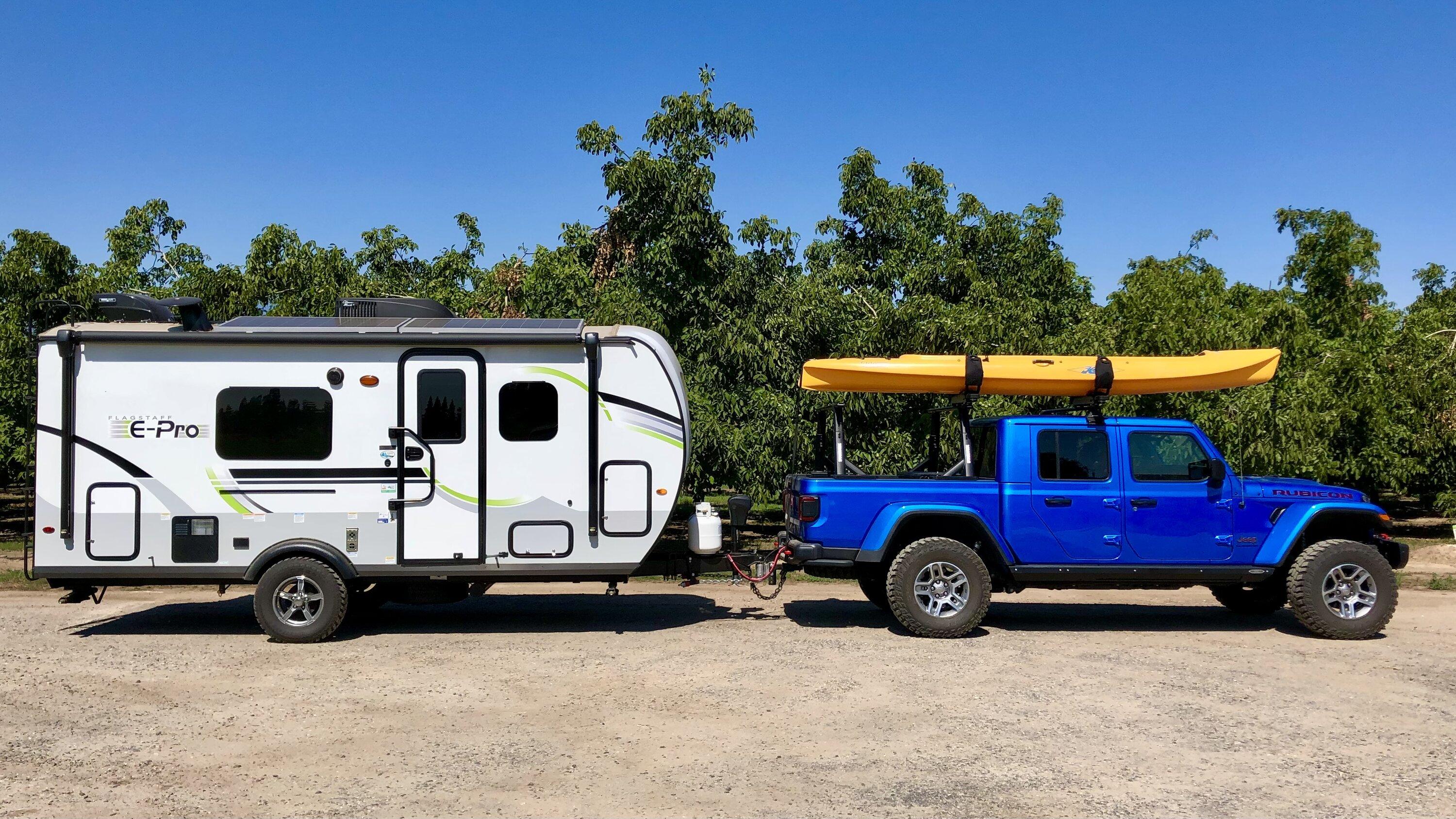 Jeep Gladiator Gladiators and Camper Pictures 39462146-8B1C-4466-82FA-1D888381E0D3