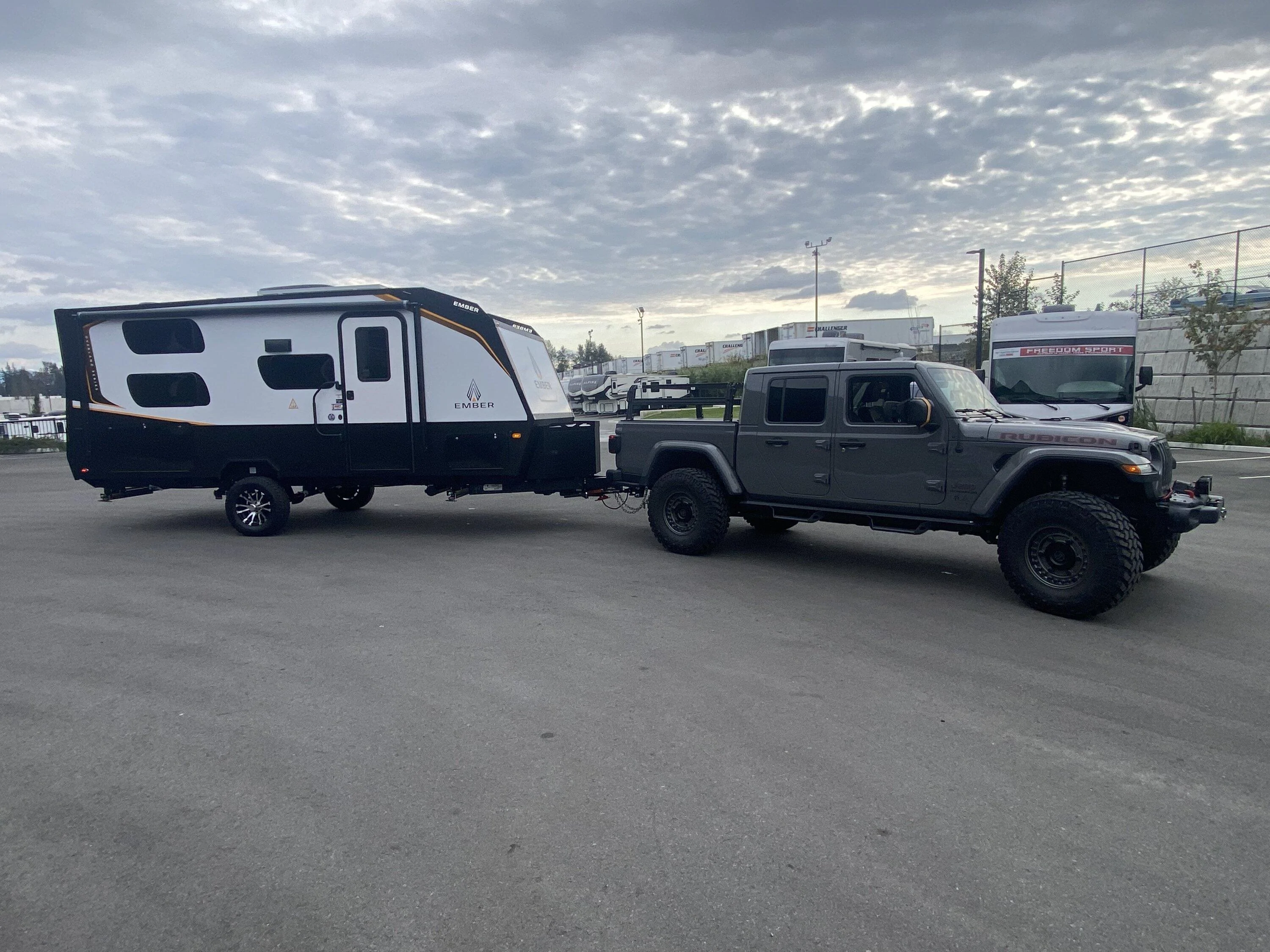 Jeep Gladiator Gladiators and Camper Pictures DD968BA6-DB3D-4E82-8ED0-DA8A635039B6