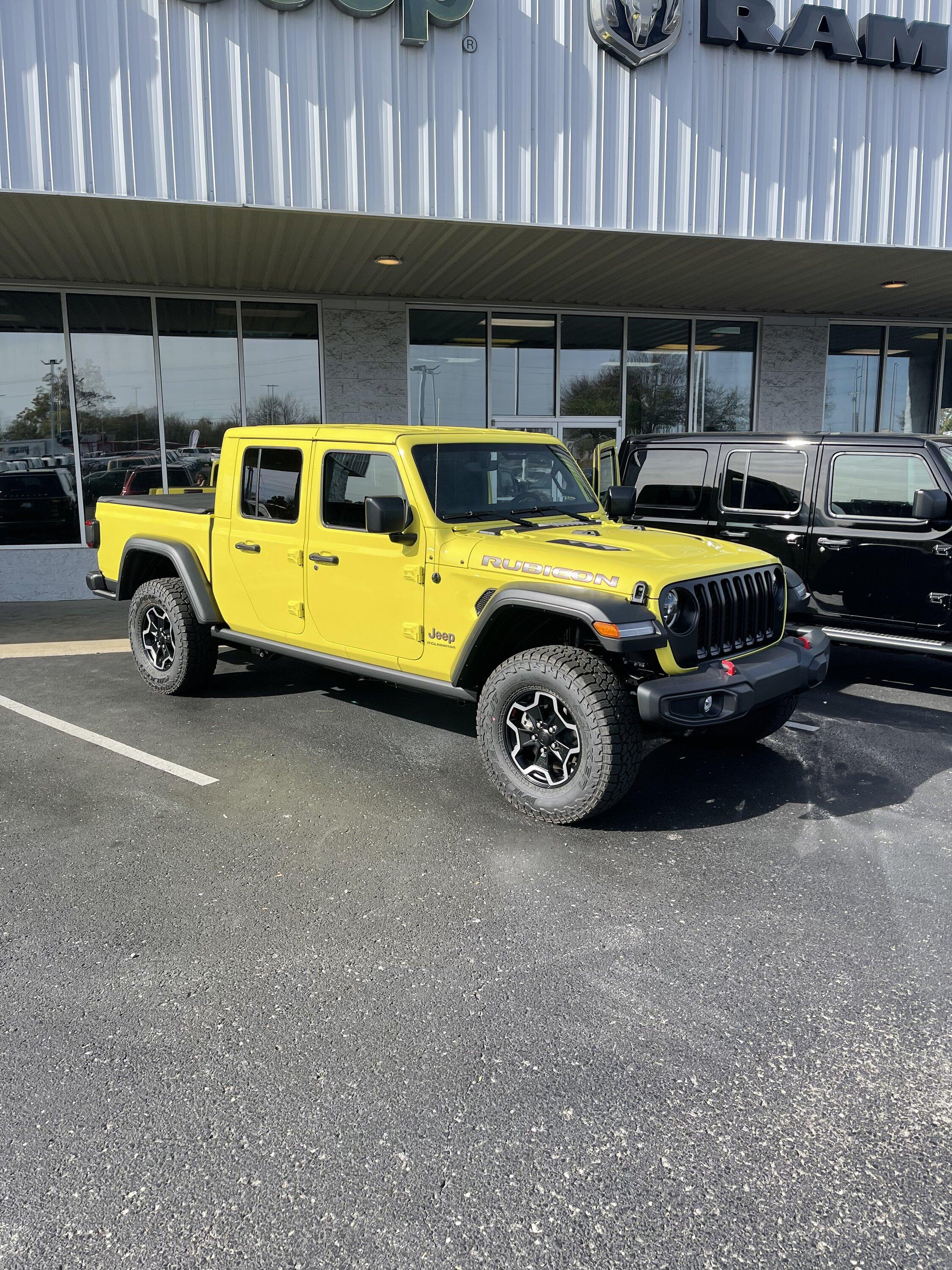 Jeep Gladiator HIGH VELOCITY YELLOW Gladiator JT Club E5D39CF9-12EE-42E8-9378-F563B226325E