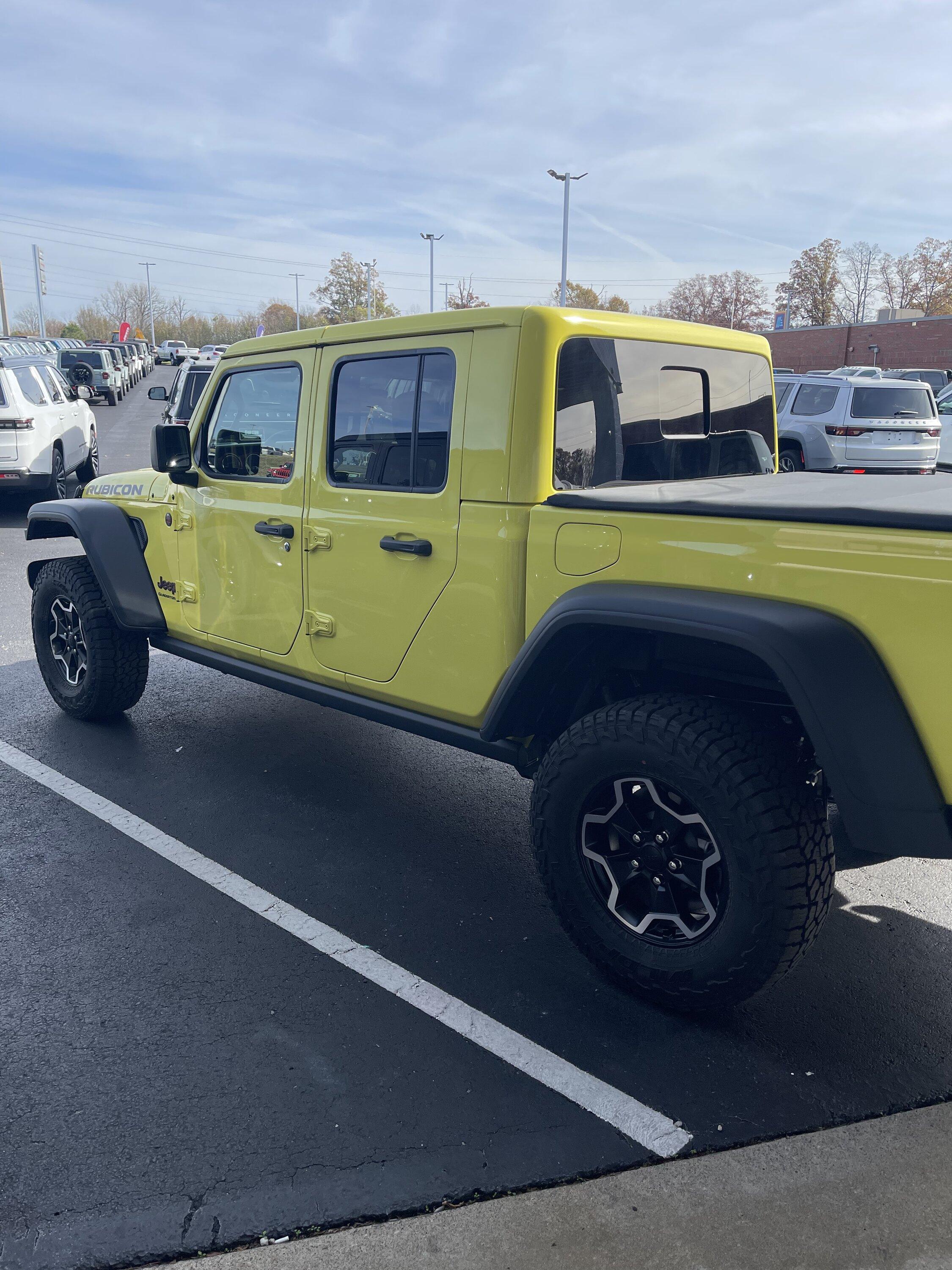 Jeep Gladiator HIGH VELOCITY YELLOW Gladiator JT Club 78BB4E00-C1ED-43E0-8AA4-3BC4C866603A