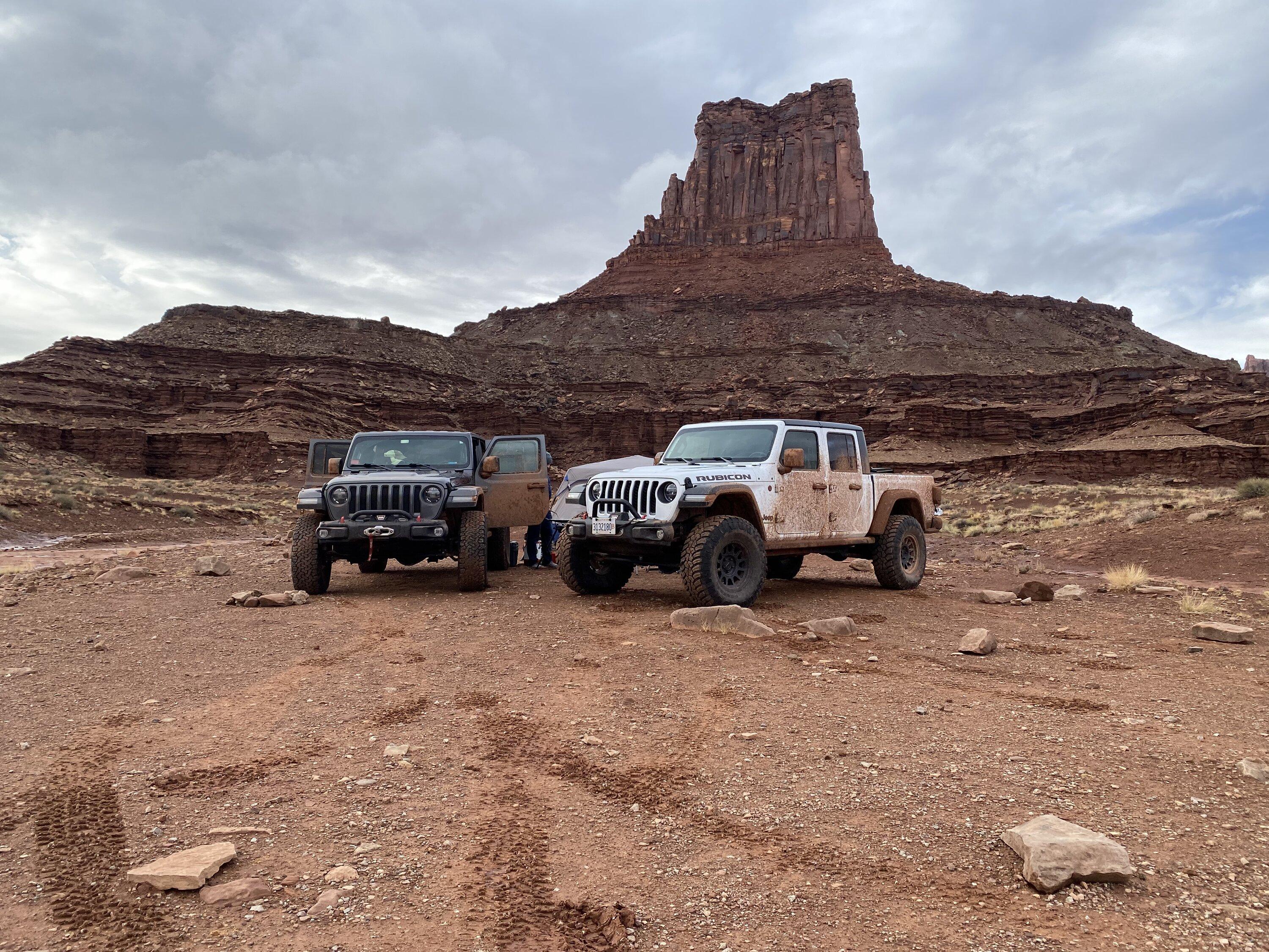 Jeep Gladiator White Rim Road 3299DF07-3267-493F-A676-B25812F8C1F8