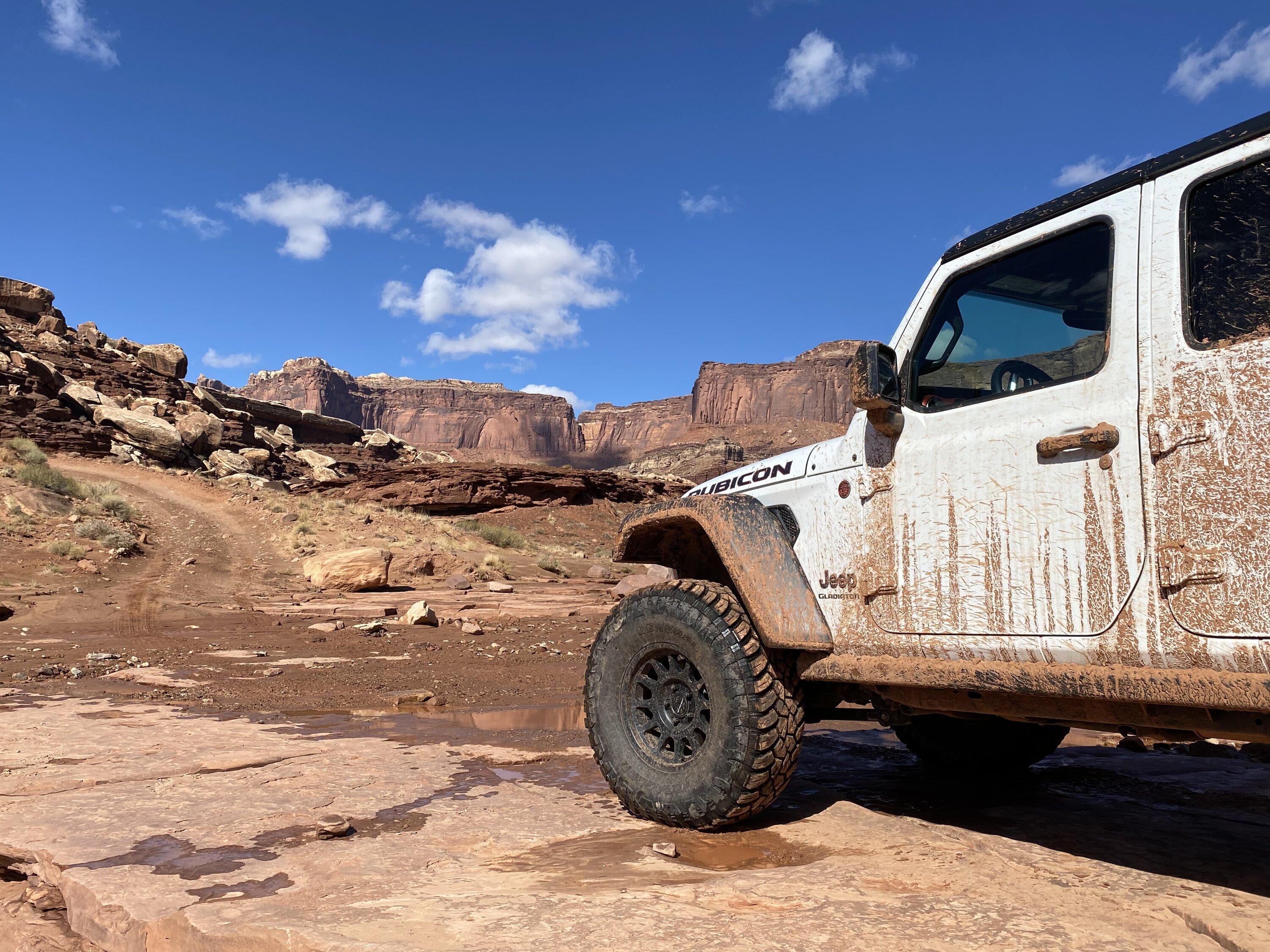 Jeep Gladiator White Rim Road 5688F215-EC34-4D75-93B2-B4A312E99E9B