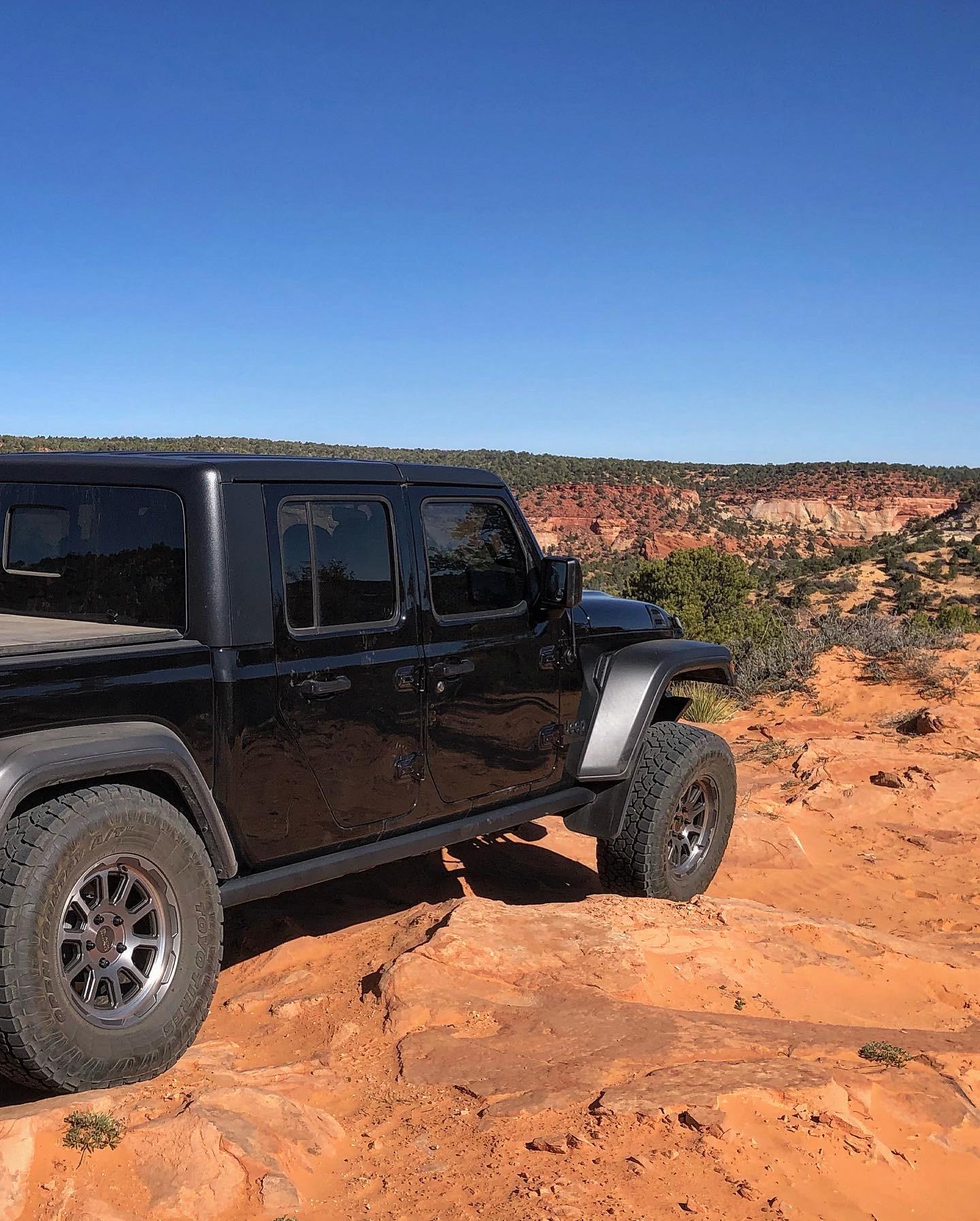 Jeep Gladiator Oem Rock Sliders $40 9B5EDD69-3D8D-41E4-BF74-DCACDB13ECBA