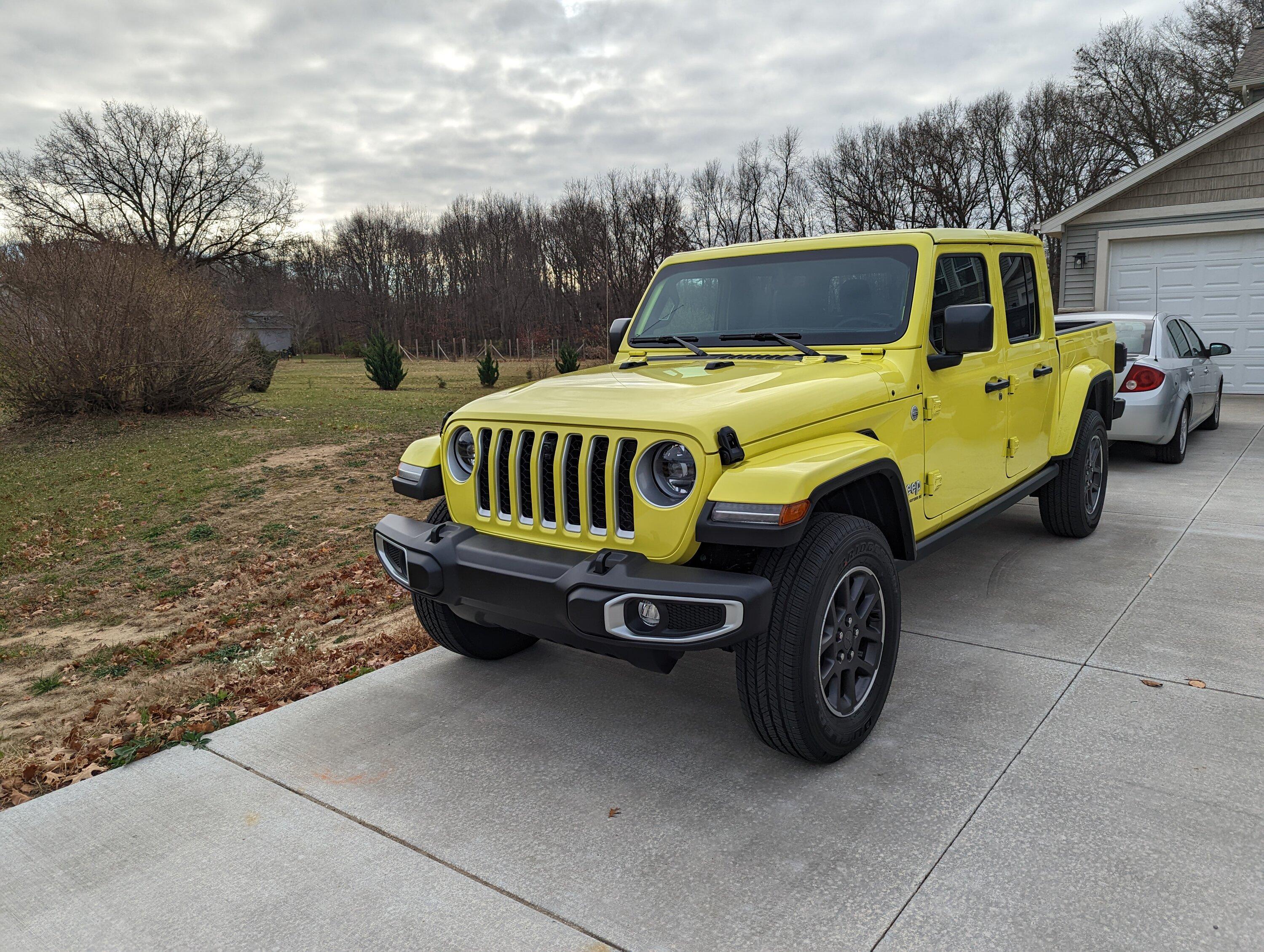 Jeep Gladiator HIGH VELOCITY YELLOW Gladiator JT Club PXL_20221114_143613960