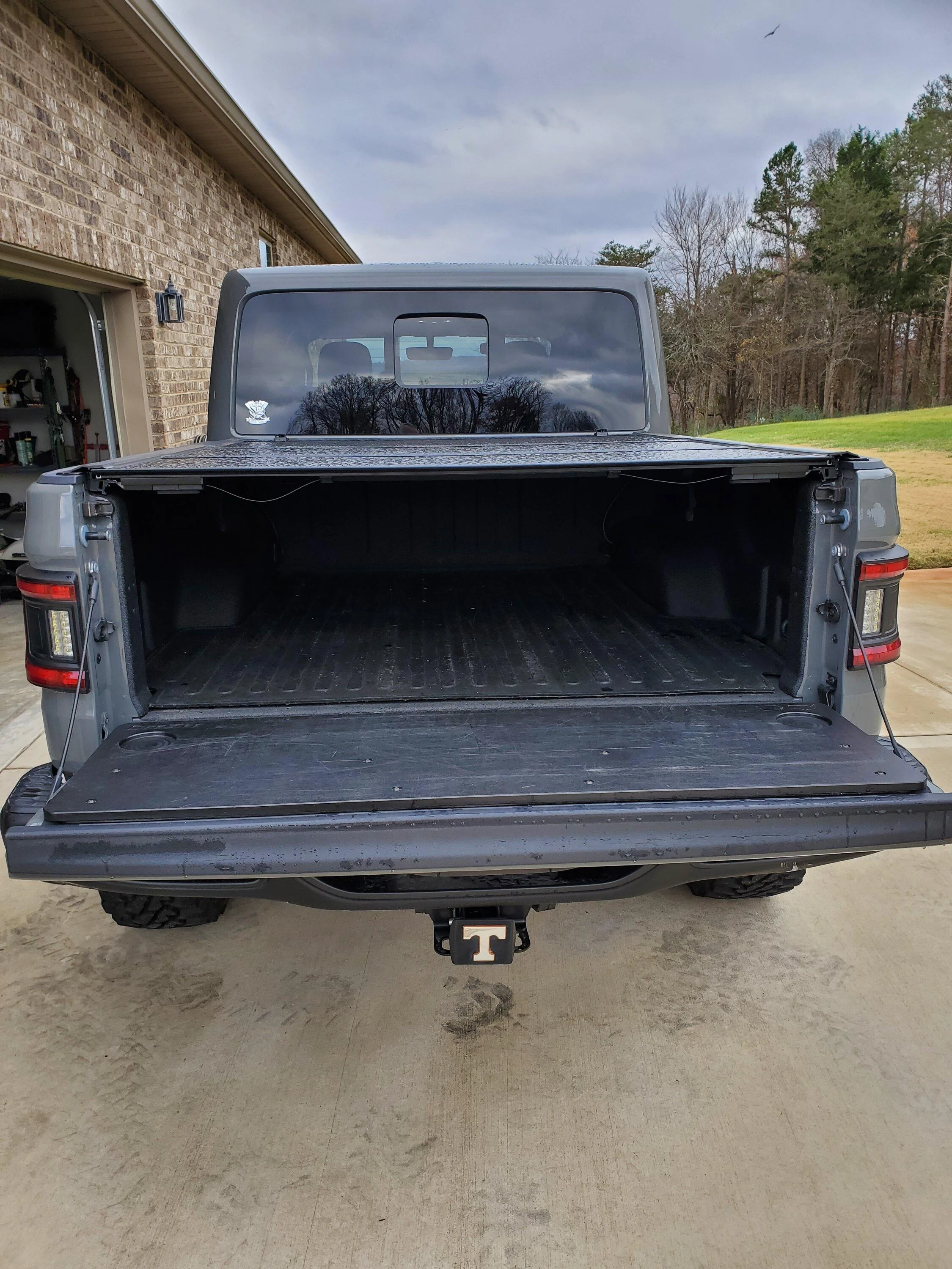 Jeep Gladiator Hard Folding Tonneau Bed Cover $500 20221112_155018