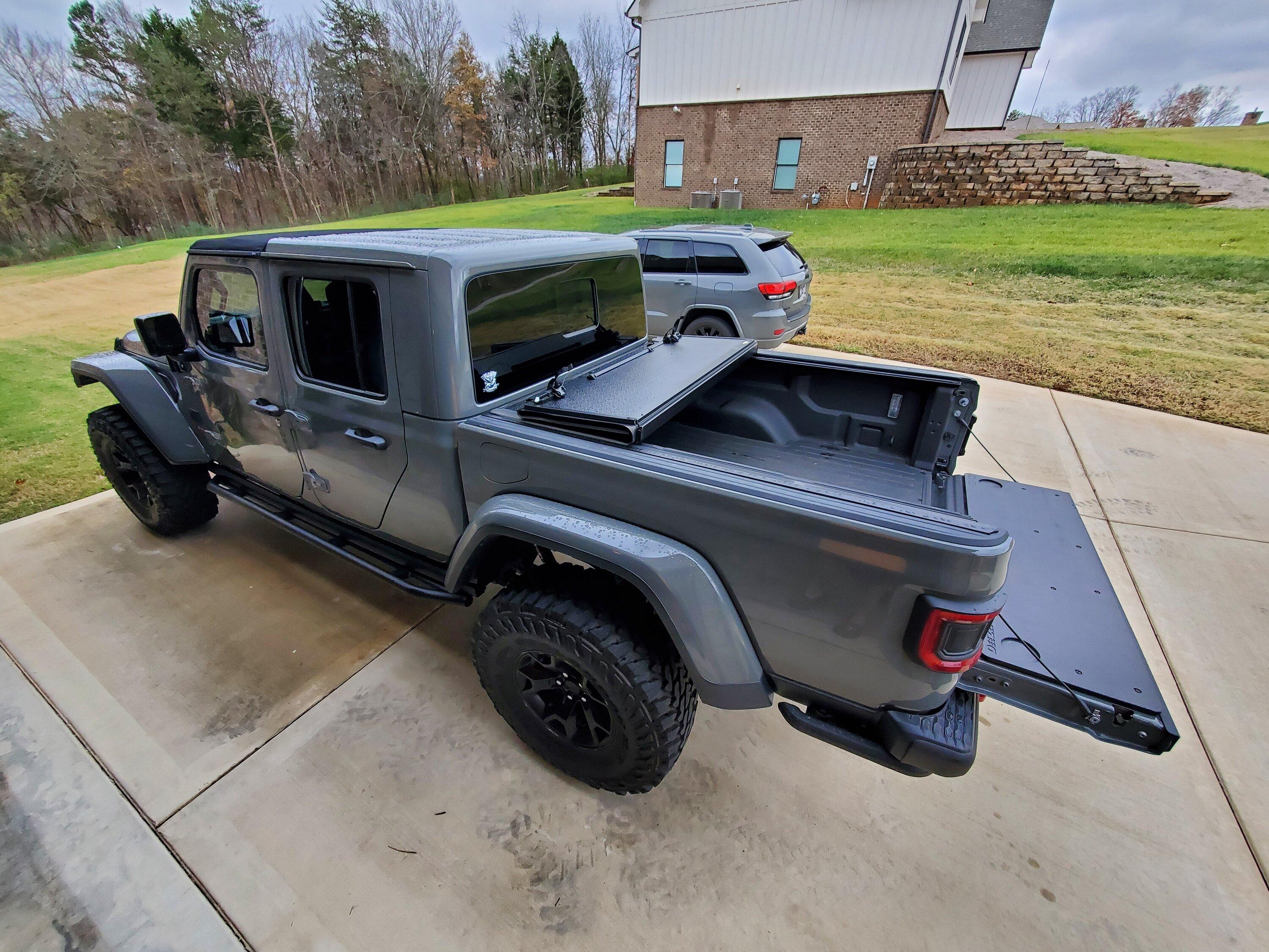 Jeep Gladiator Hard Folding Tonneau Bed Cover $500 20221112_155109