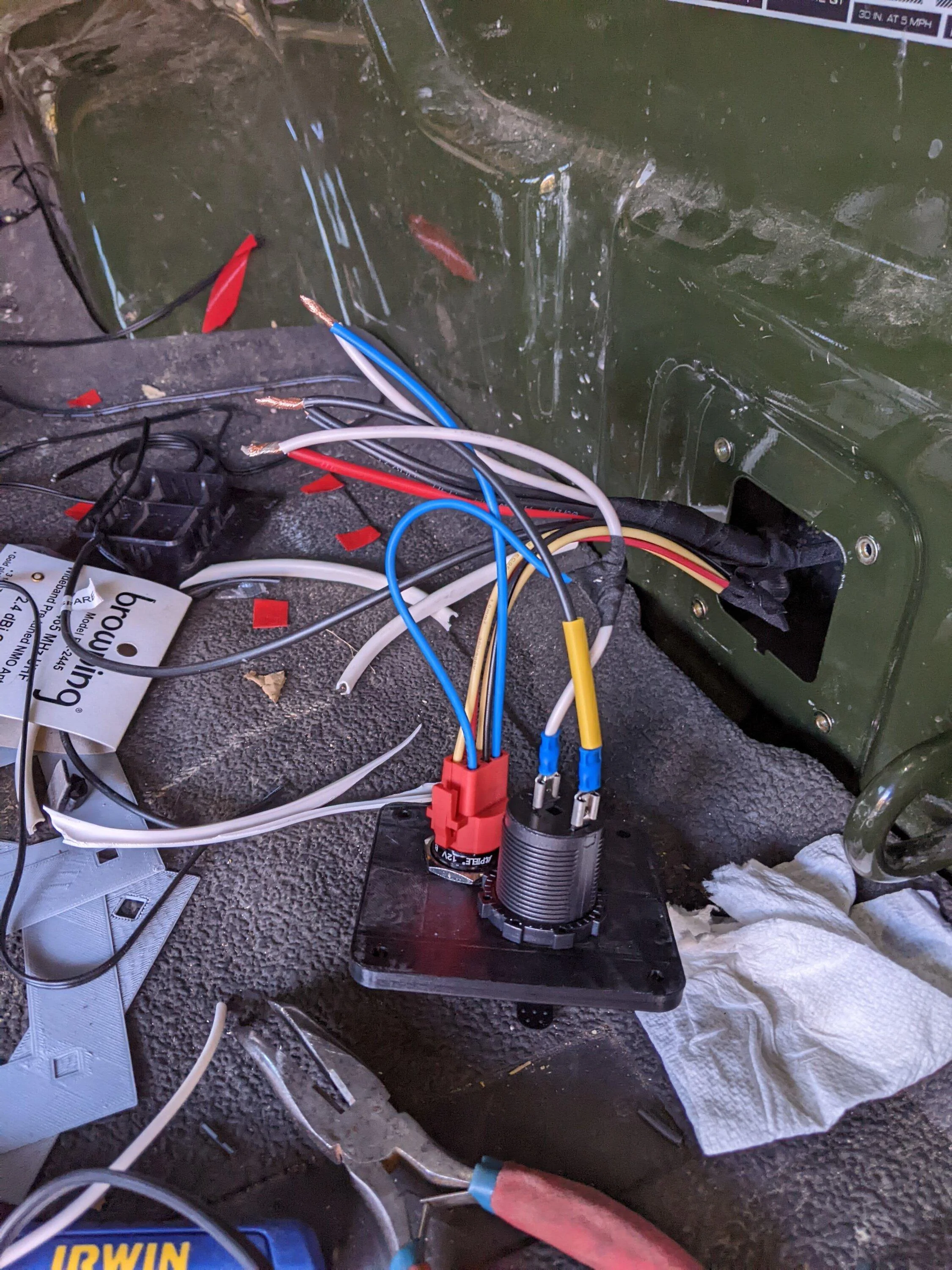 Jeep Gladiator No bed power? No problem! $9.99 do it yourself. PXL_20221028_190522737 (1)