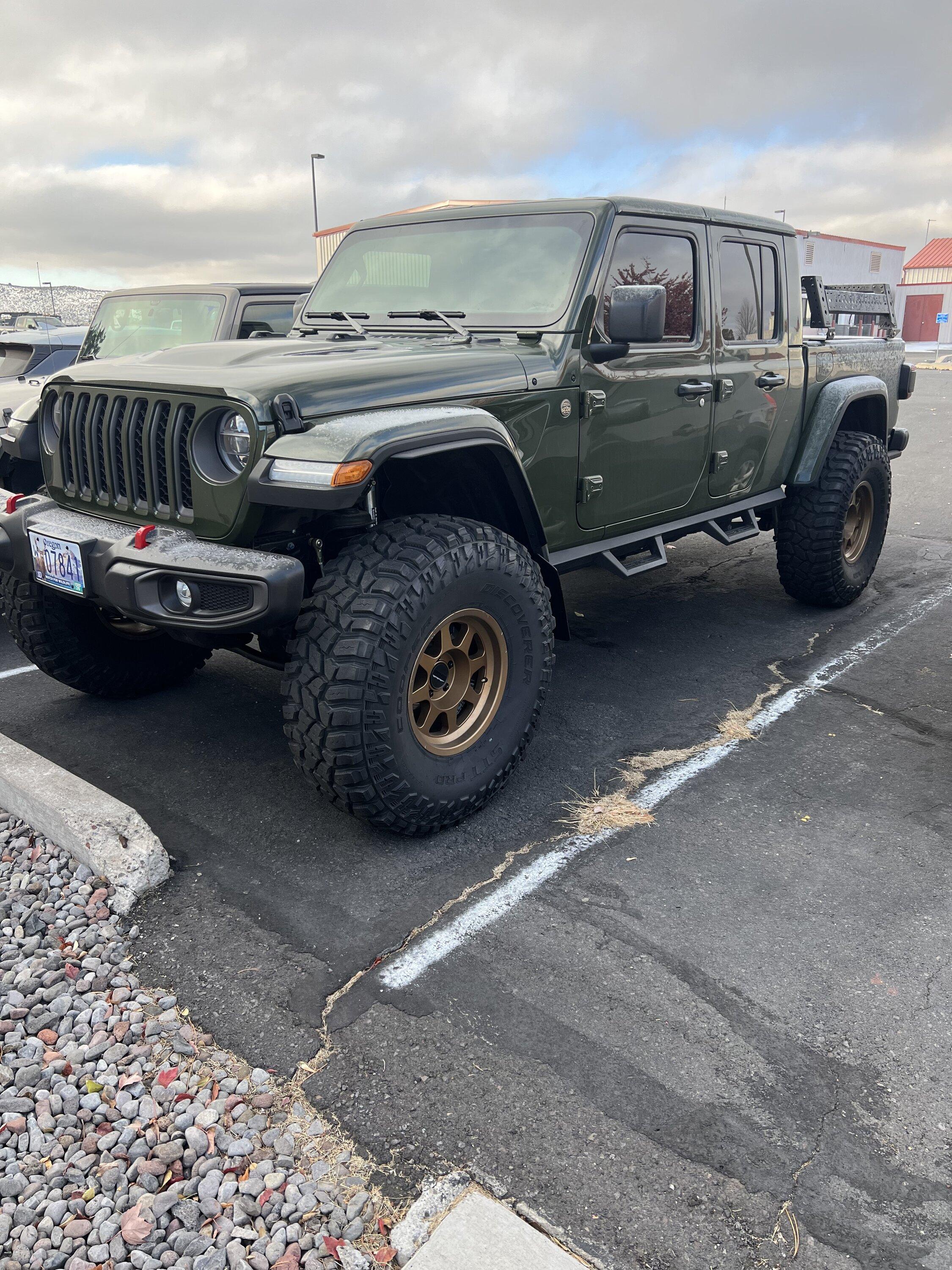 Jeep Gladiator Running 40's 52462550-A27A-4F95-9648-F742FB4FBA49