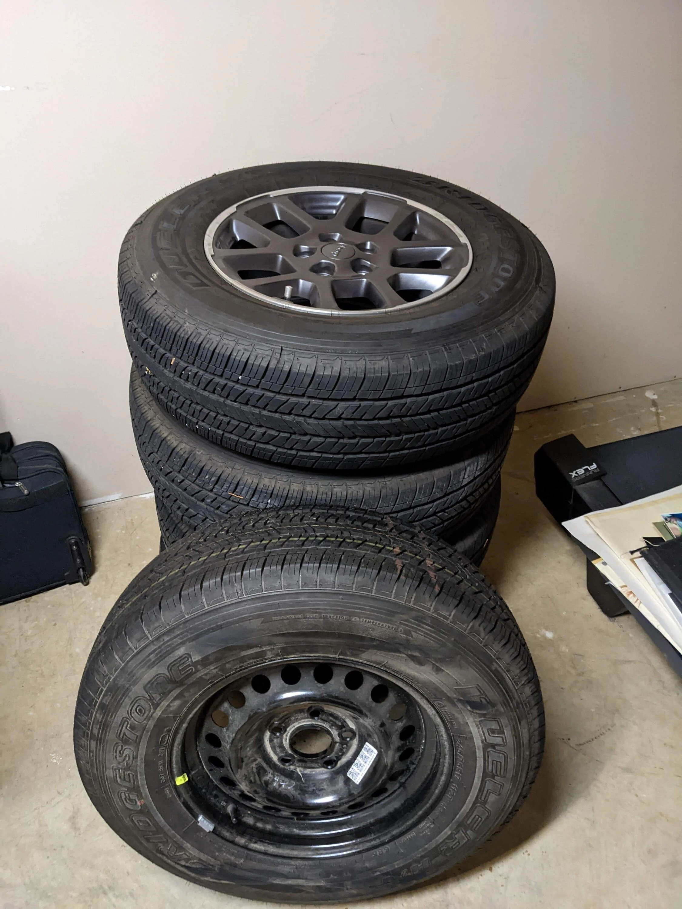 Jeep Gladiator 2022 Overland wheels and spare 250.00 PXL_20221119_004459257