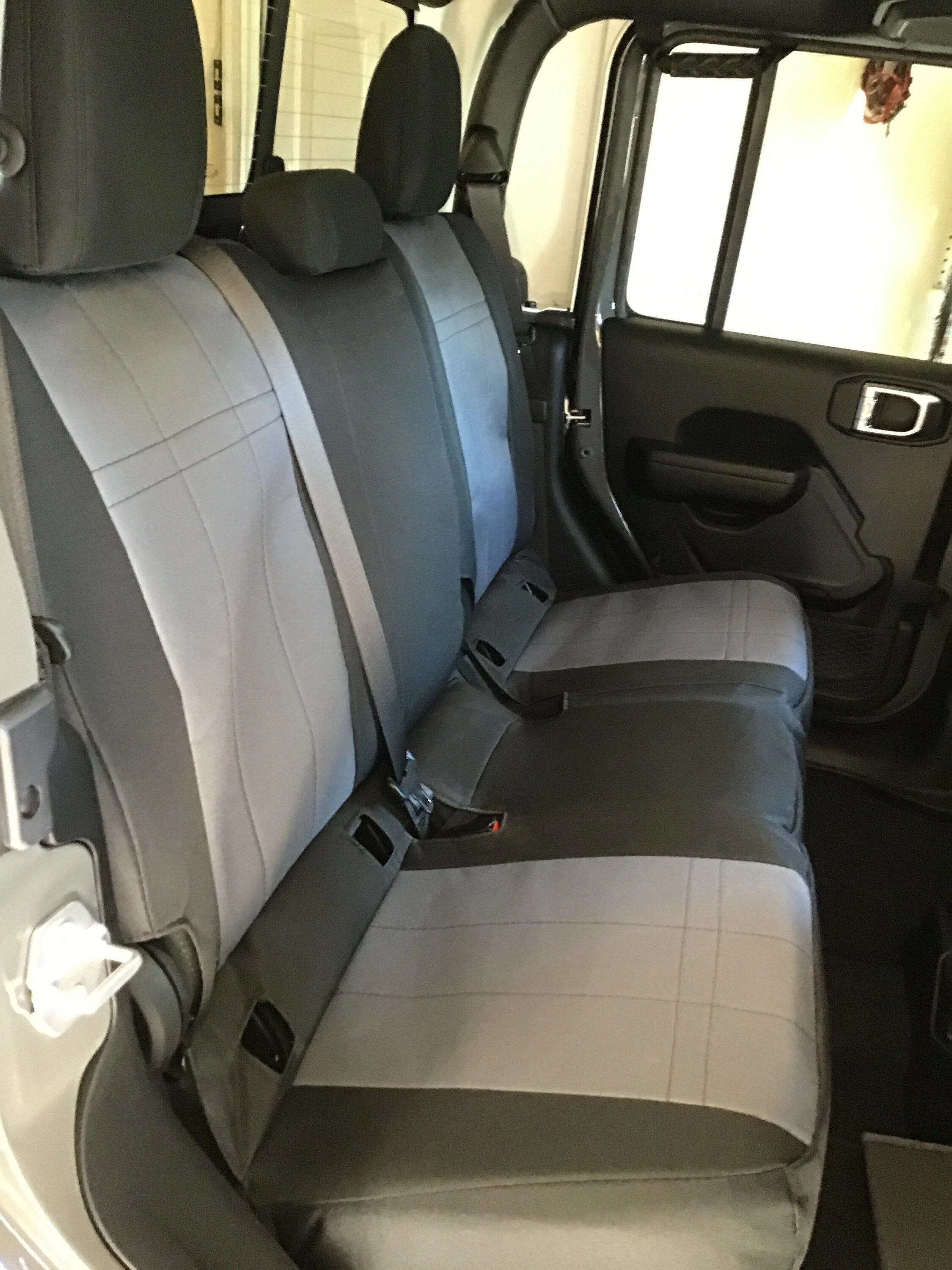 Jeep Gladiator CALTREND Rear Seat Cover 6F4F6C7F-4A9F-41F2-83D9-A4883B9EA93B