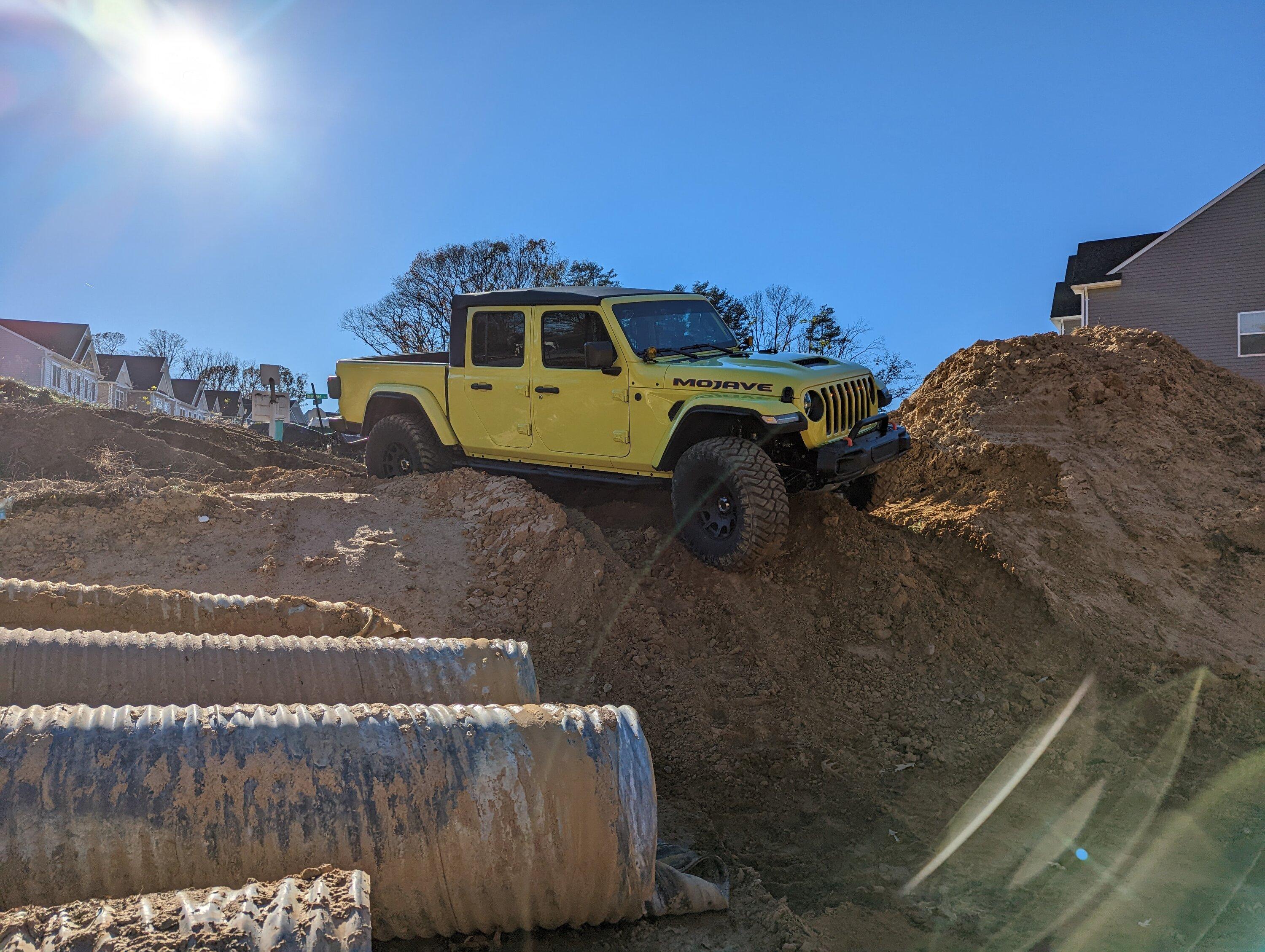Jeep Gladiator HIGH VELOCITY YELLOW Gladiator JT Club PXL_20221120_191047886