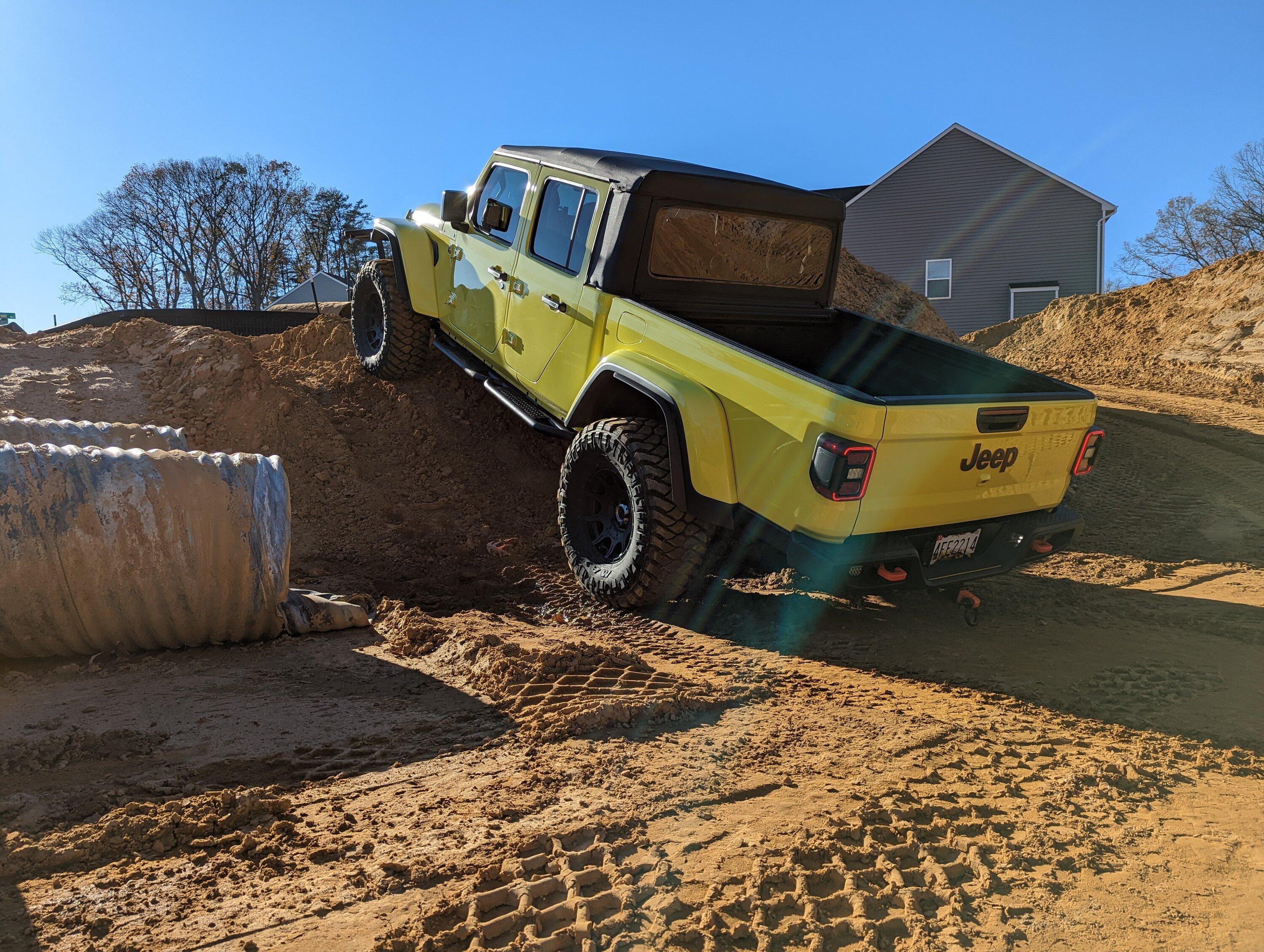 Jeep Gladiator HIGH VELOCITY YELLOW Gladiator JT Club PXL_20221120_190750968