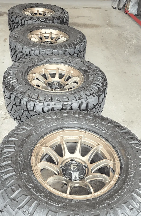Jeep Gladiator 4 Nitto Ridge Grappler (35x12.50R17LT 121Q 10P.R.) tires and Fuel Wheels Captur