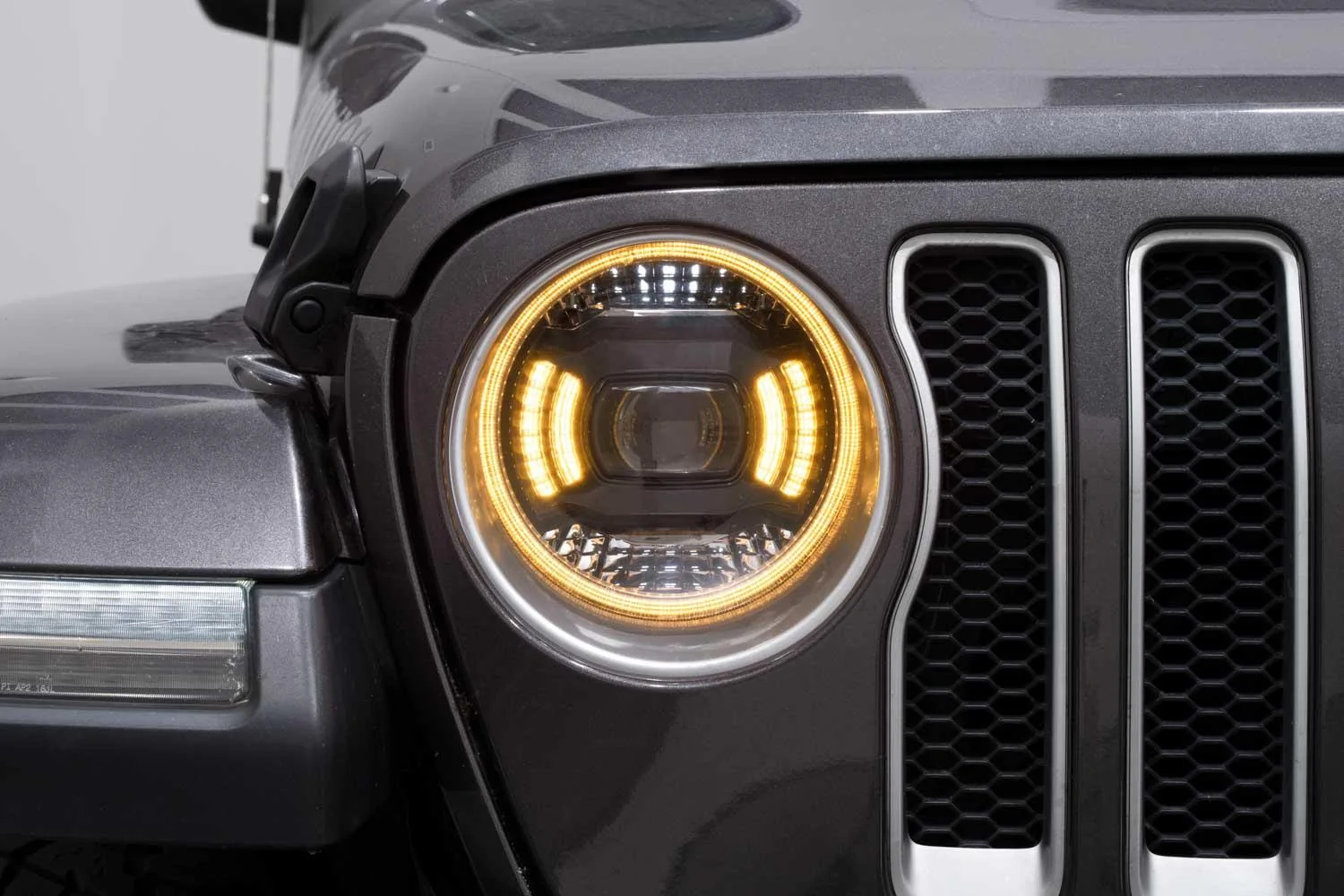 Jeep Gladiator This is BIG. Introducing ELITE SERIES Headlights. 2018_Jeep_JL_Elite_Max_HL_Studio_Close_DRL_Amber_1