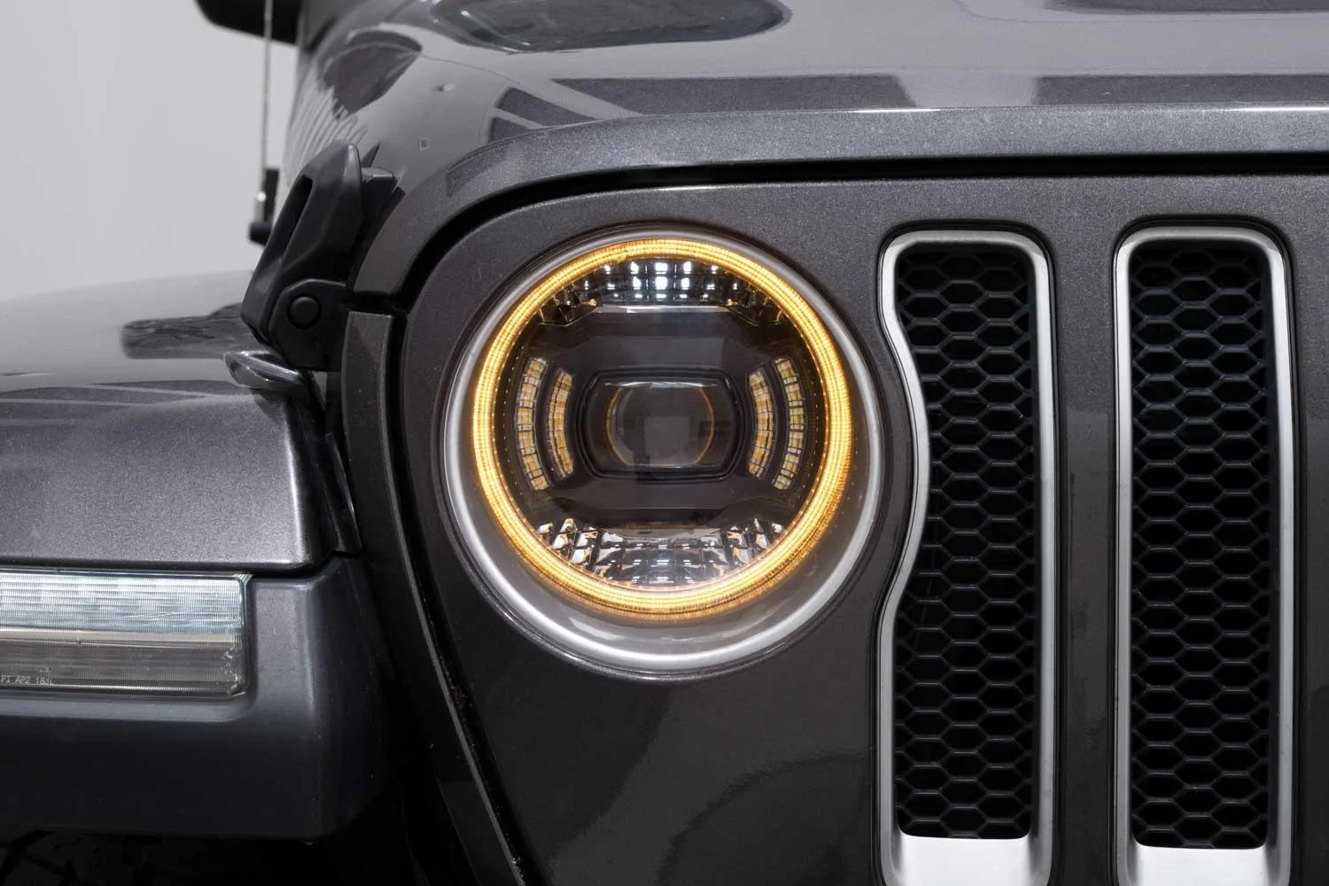 Jeep Gladiator This is BIG. Introducing ELITE SERIES Headlights. 2018_Jeep_JL_Elite_Max_HL_Studio_Close_DRL_Amber_2