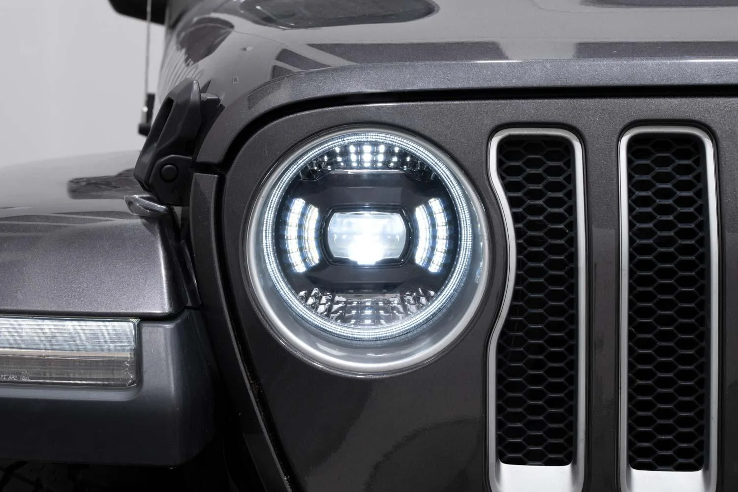 Jeep Gladiator This is BIG. Introducing ELITE SERIES Headlights. 2018_Jeep_JL_Elite_Max_HL_Studio_Close_Lowbeam
