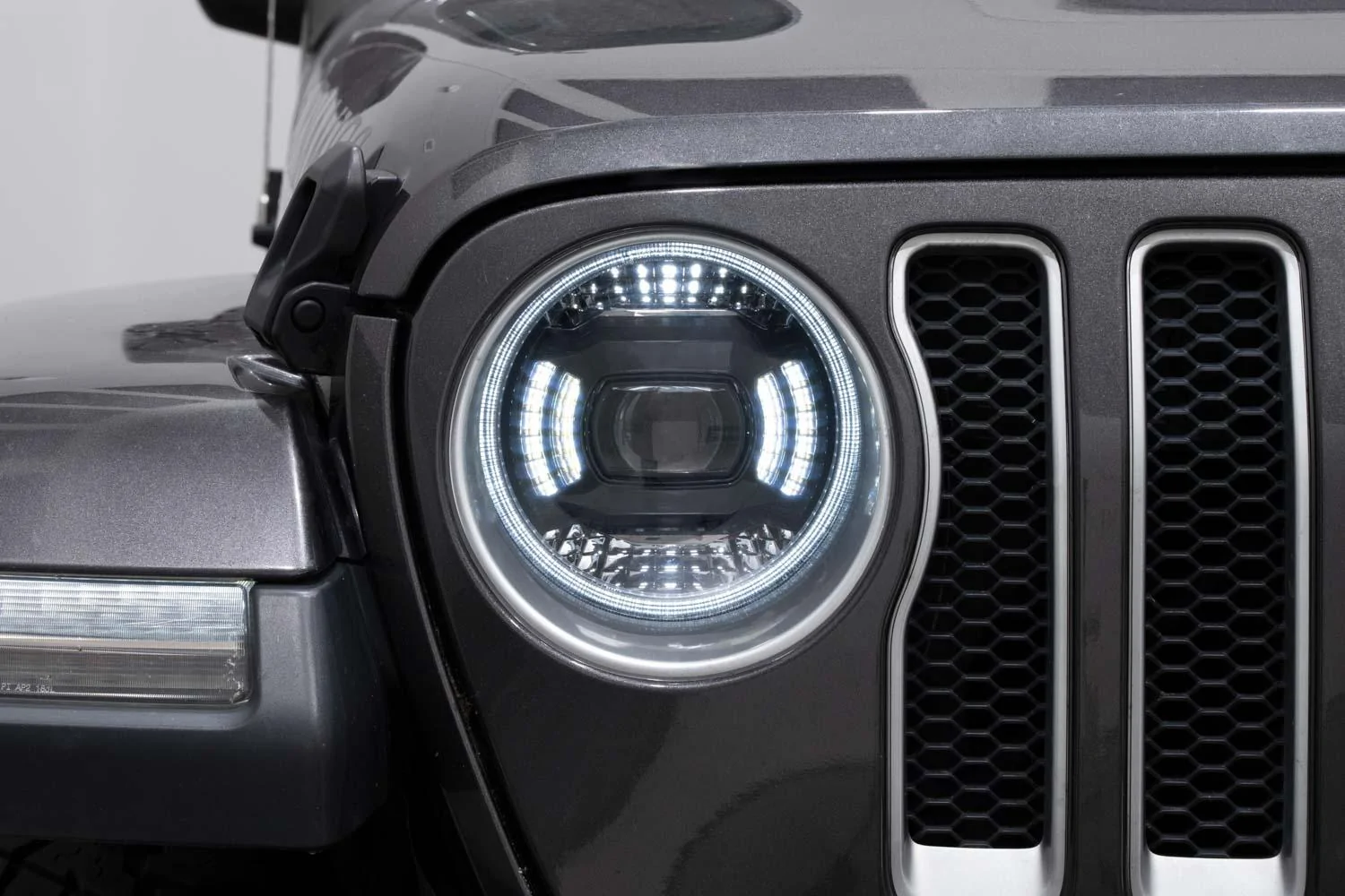 Jeep Gladiator This is BIG. Introducing ELITE SERIES Headlights. 2018_Jeep_JL_Elite_Max_HL_Studio_Close_Parking