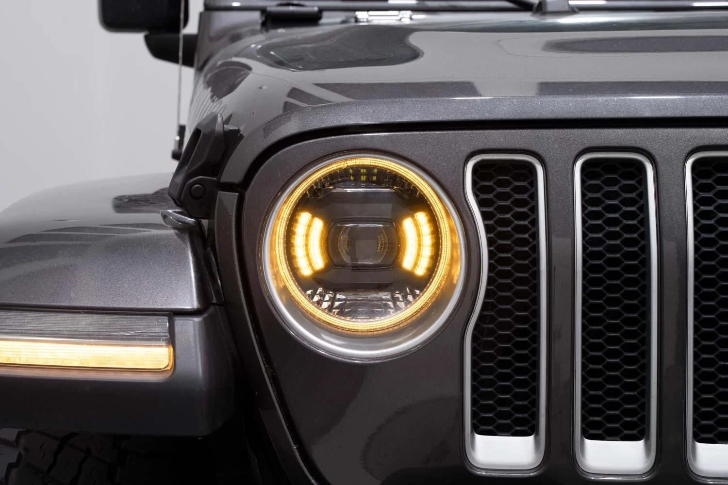 Jeep Gladiator This is BIG. Introducing ELITE SERIES Headlights. 2018_Jeep_JL_Elite_Max_HL_Studio_Close_Signal