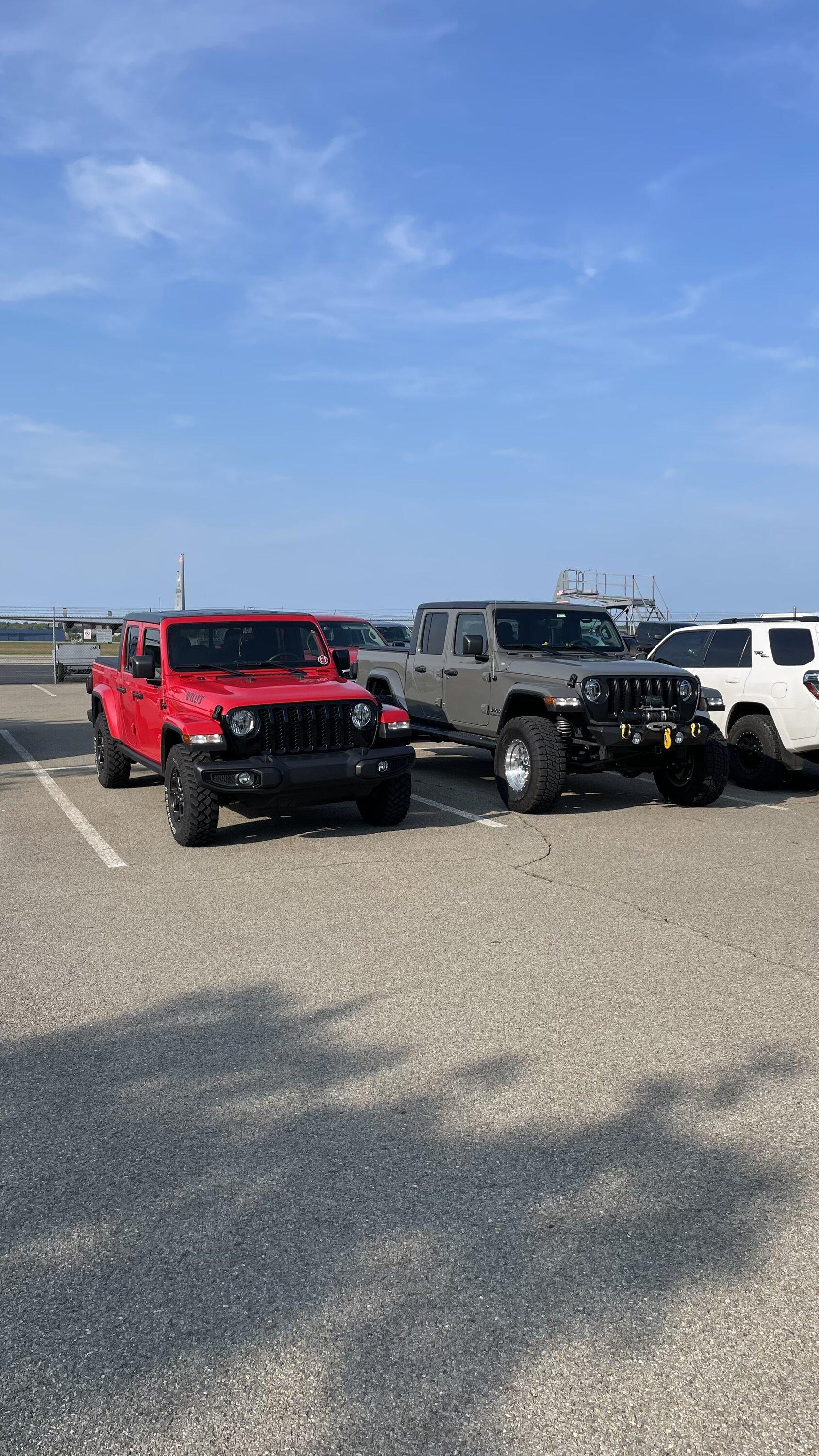 Jeep Gladiator Jeeps Parking Next To Jeeps 8E34F20A-F93C-40FD-ABA7-A99E77680C5B