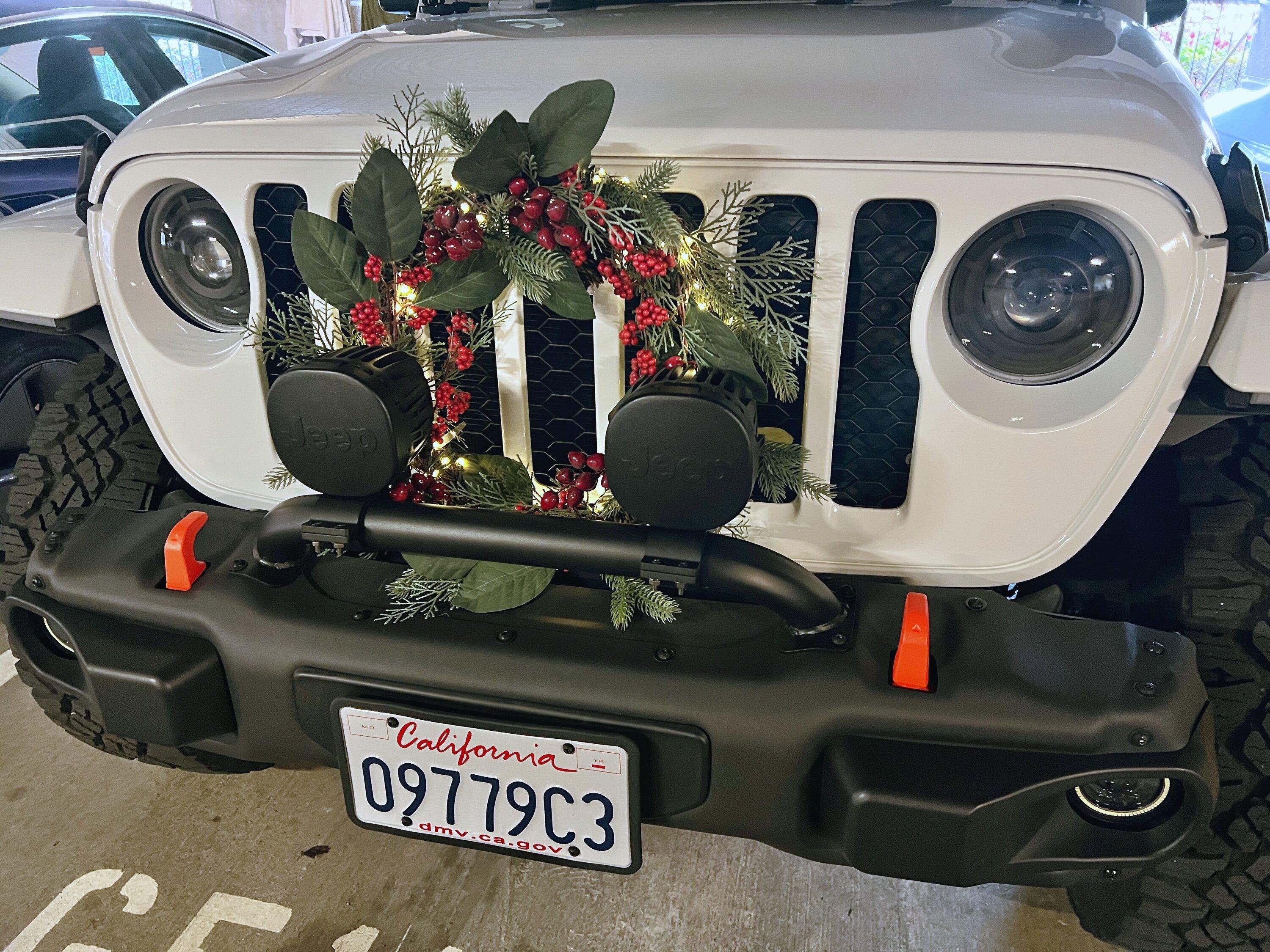 Jeep Gladiator Grill Wreaths 2022 IMG_3508
