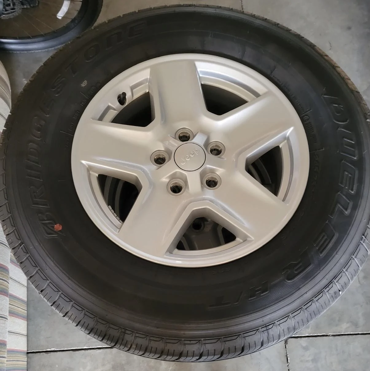 Jeep Gladiator OEM Sport S Wheels, Tires, TPMS BFE0589B-D1B7-4BE2-91E4-1FBDBFD7A9B9
