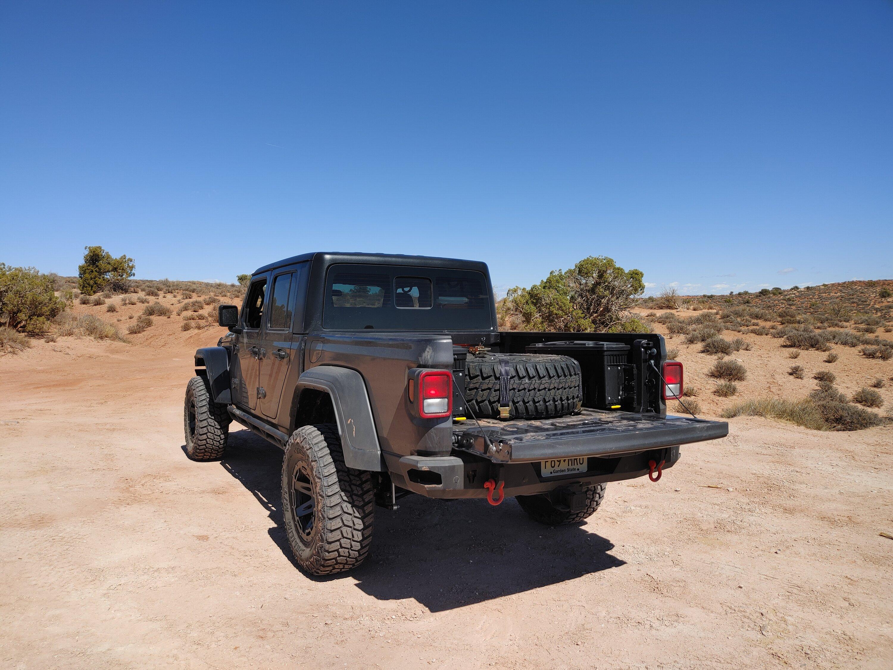 Jeep Gladiator Spare tire carrier options? 0327211427