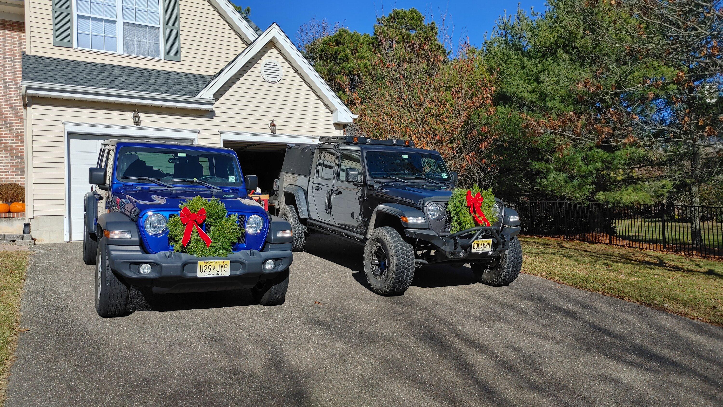 Jeep Gladiator Grill Wreaths 2022 1126221219_HDR