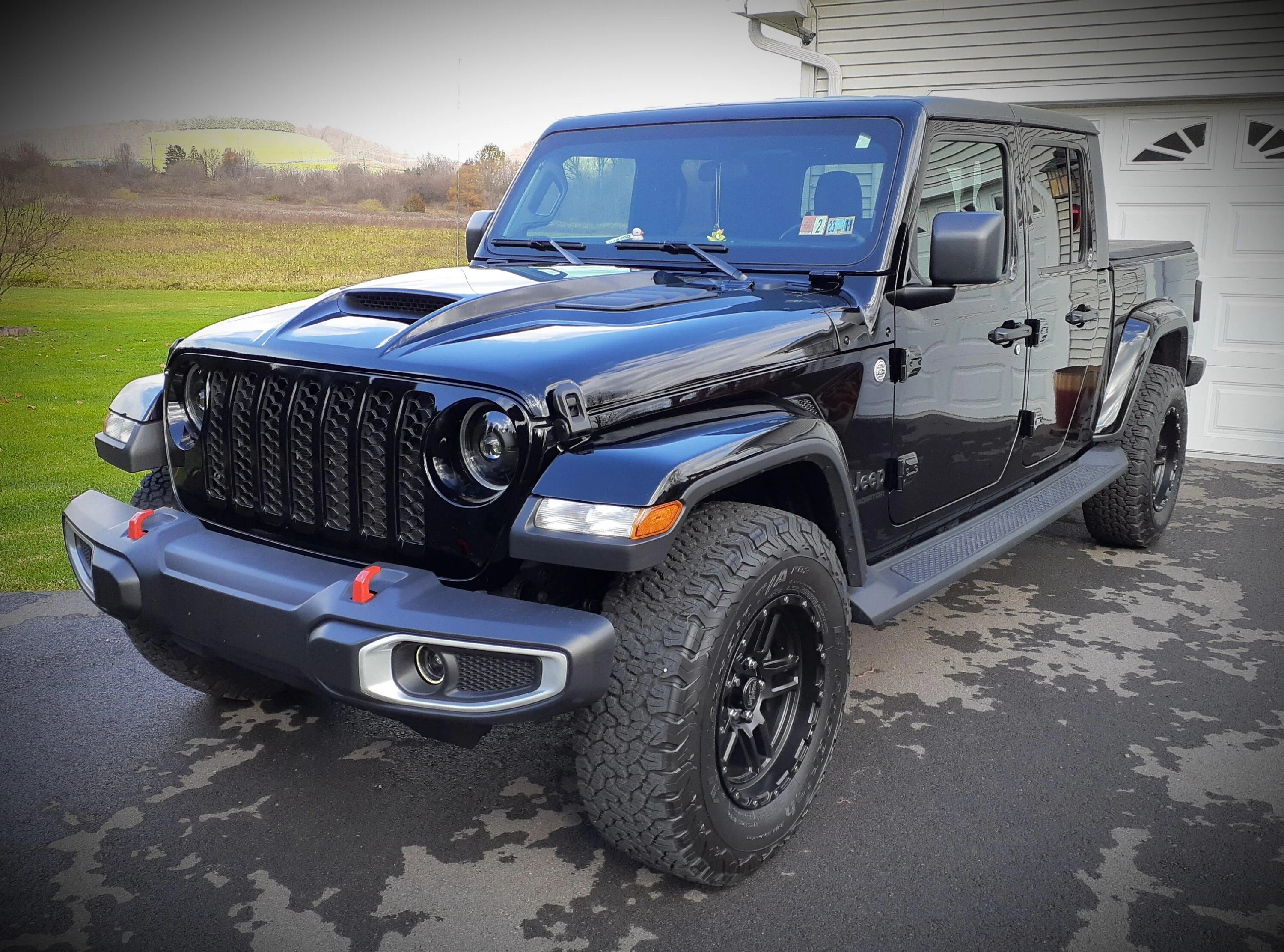 Jeep Gladiator New Sport S - Hood Dented or Jeep Thing? 20221112_105233